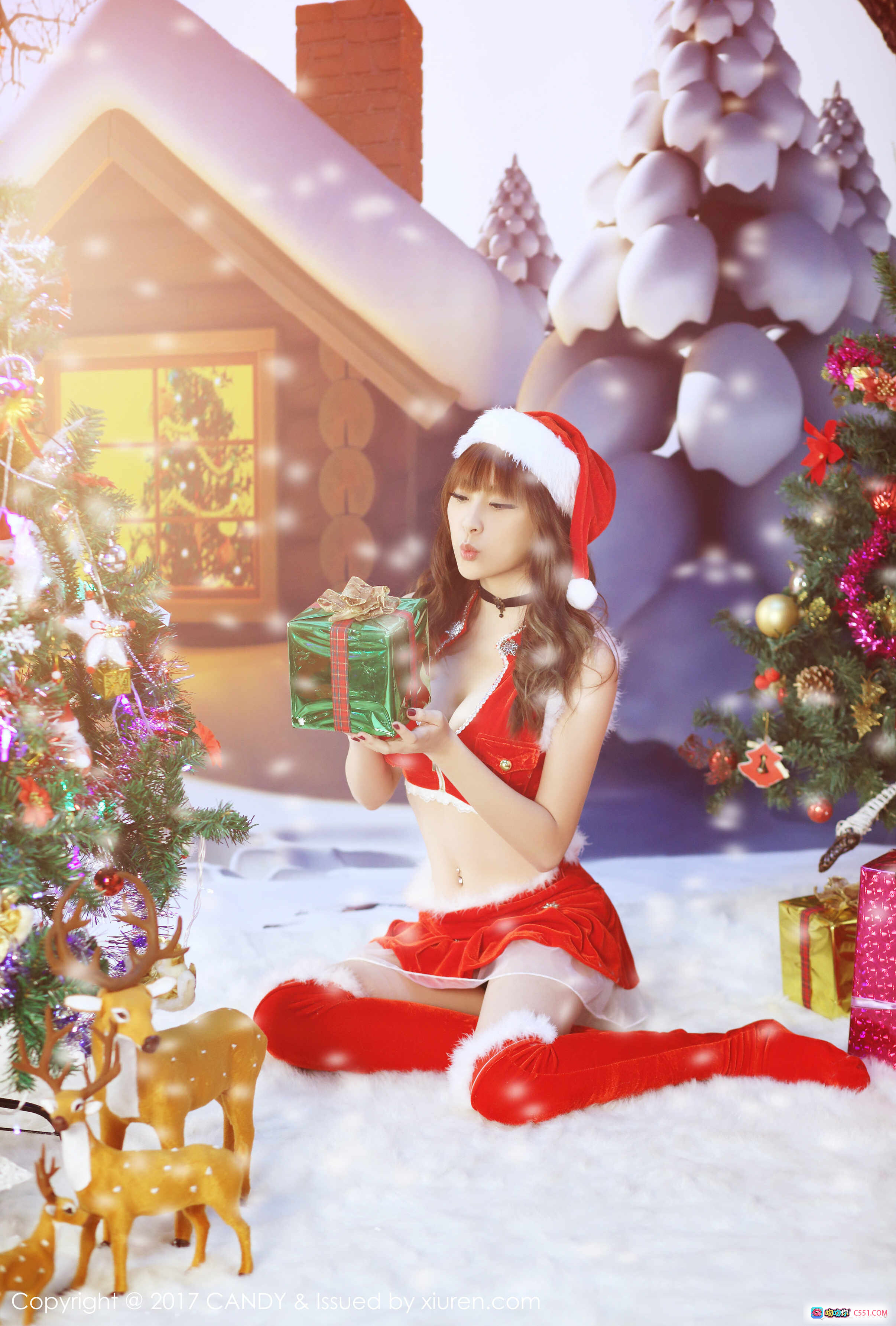 圣诞少女写真 | 红色圣诞装+雪景小屋+礼物盒+驯鹿装饰 | CANDY 2017 VOL.047 模特合集 - 就要吻