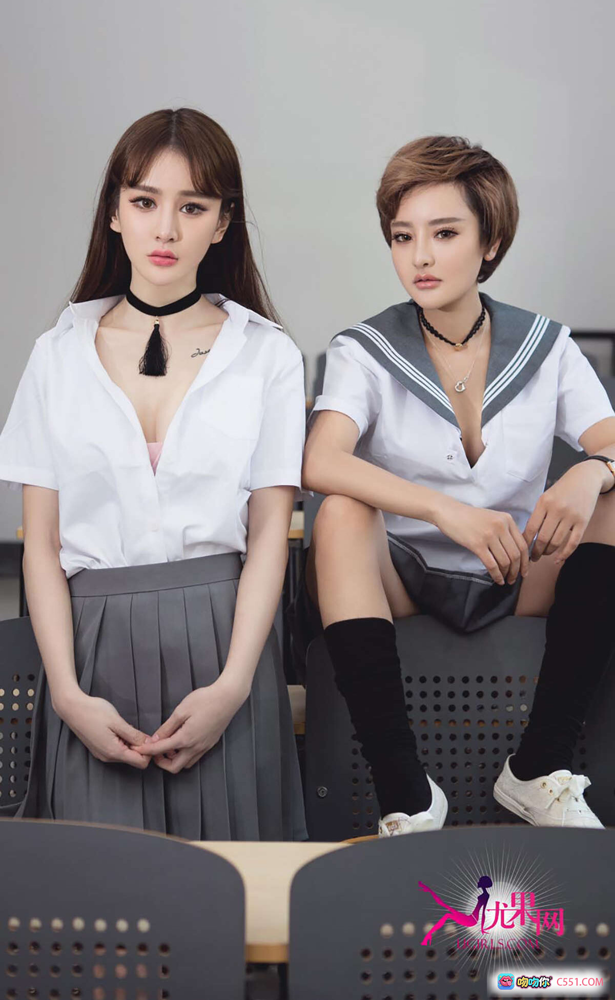 青柠之恋校园风双女主写真｜白衬衫灰百褶裙+水手服黑长袜｜Ugirls爱尤物No.309高清美图 - 就要吻
