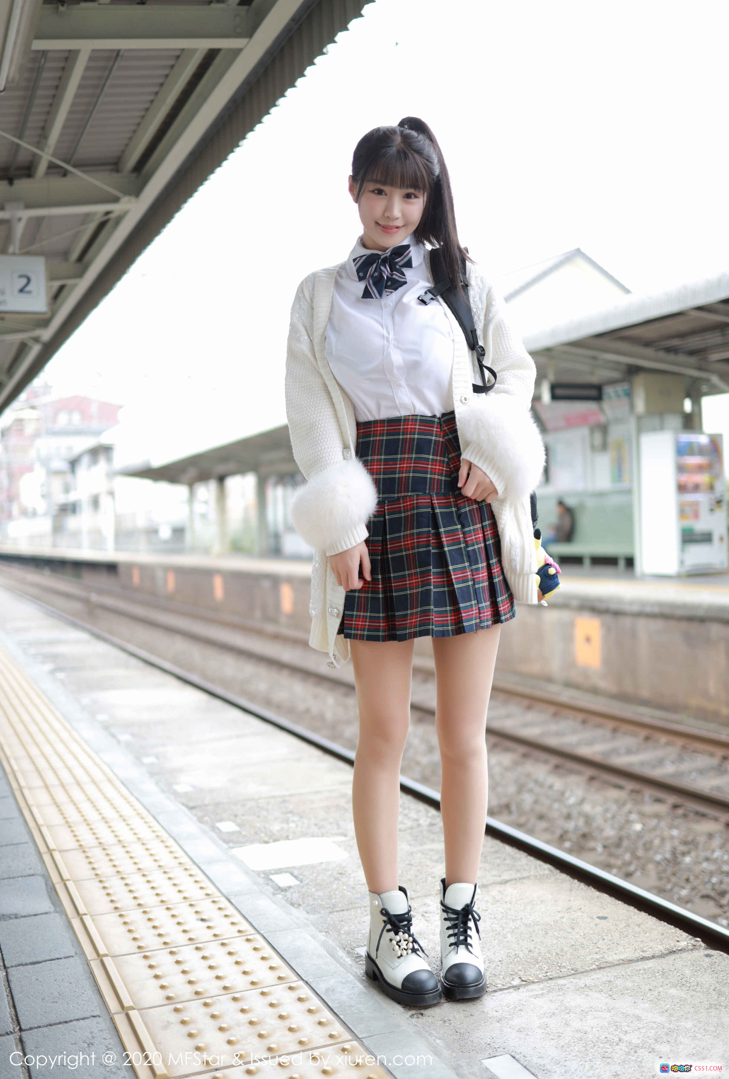 图片[4] - 朱可儿Flower校园风写真 | 格子裙白衬衫少女穿搭 | 火车站台日系清纯美腿造型 | MFStar模范学院Vol.259 - 就要吻