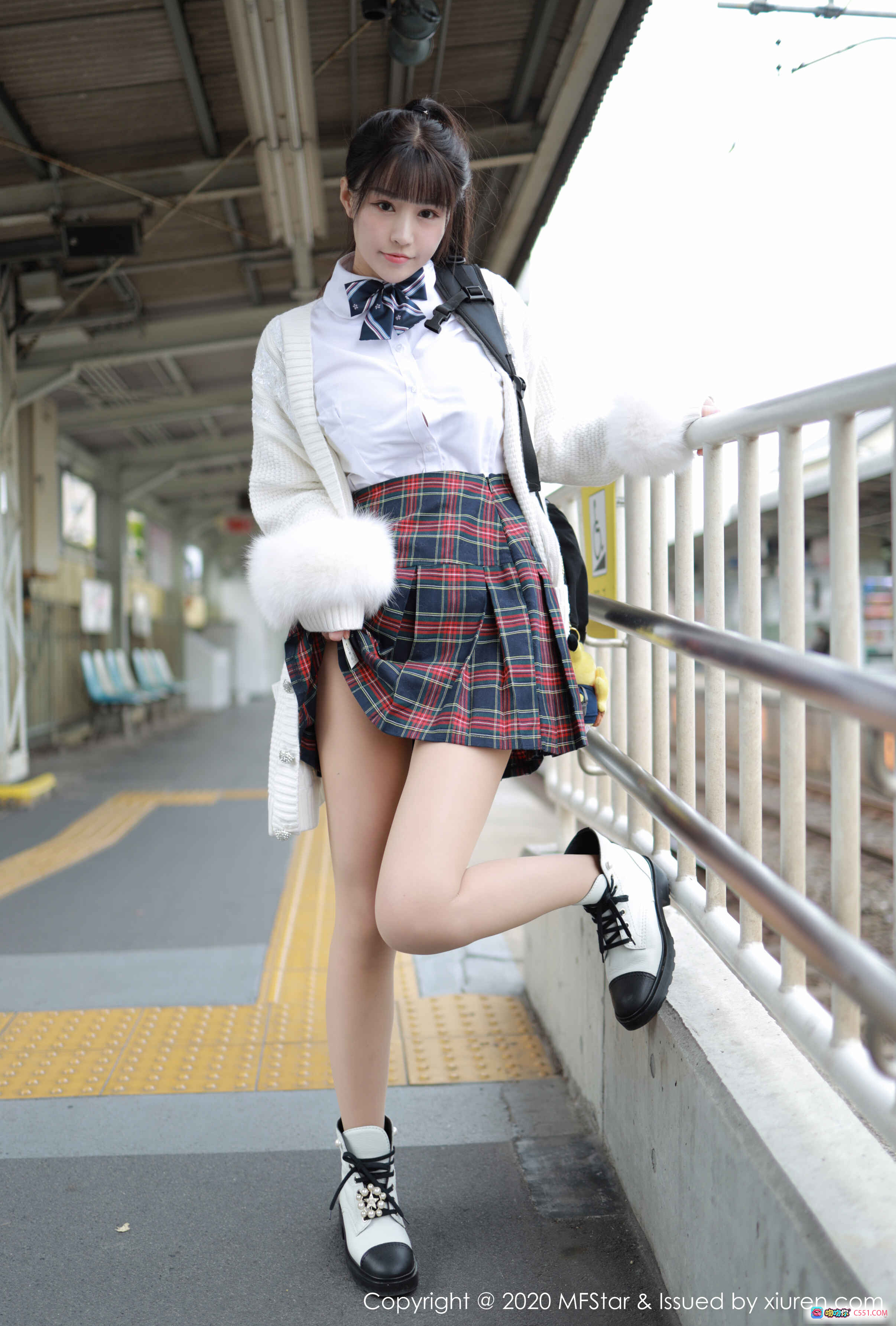 朱可儿Flower校园风写真 | 格子裙白衬衫少女穿搭 | 火车站台日系清纯美腿造型 | MFStar模范学院Vol.259 - 就要吻