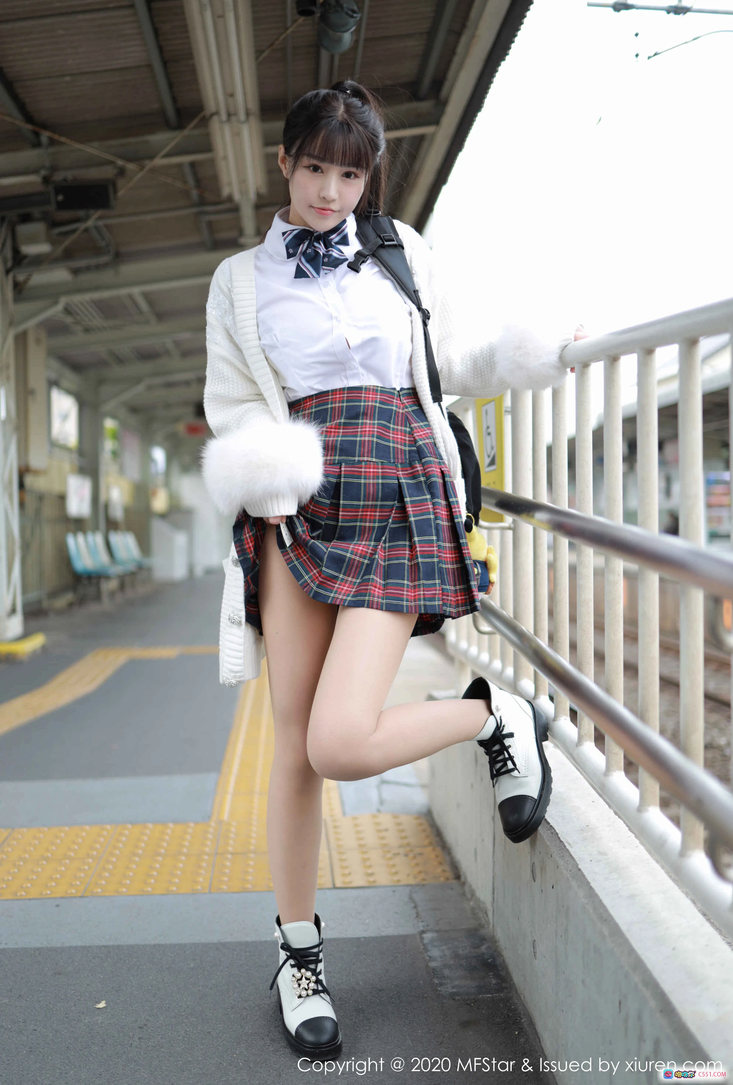朱可儿Flower校园风写真 | 格子裙白衬衫少女穿搭 | 火车站台日系清纯美腿造型 | MFStar模范学院Vol.259 - 就要吻