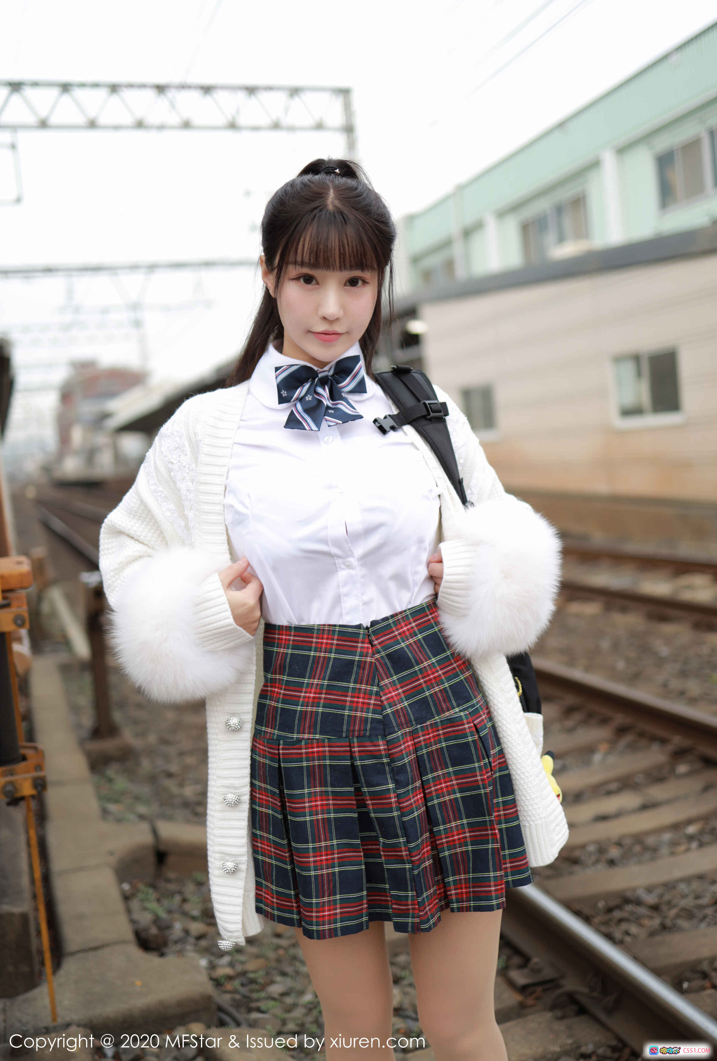 图片[3] - 朱可儿Flower校园风写真 | 格子裙白衬衫少女穿搭 | 火车站台日系清纯美腿造型 | MFStar模范学院Vol.259 - 就要吻