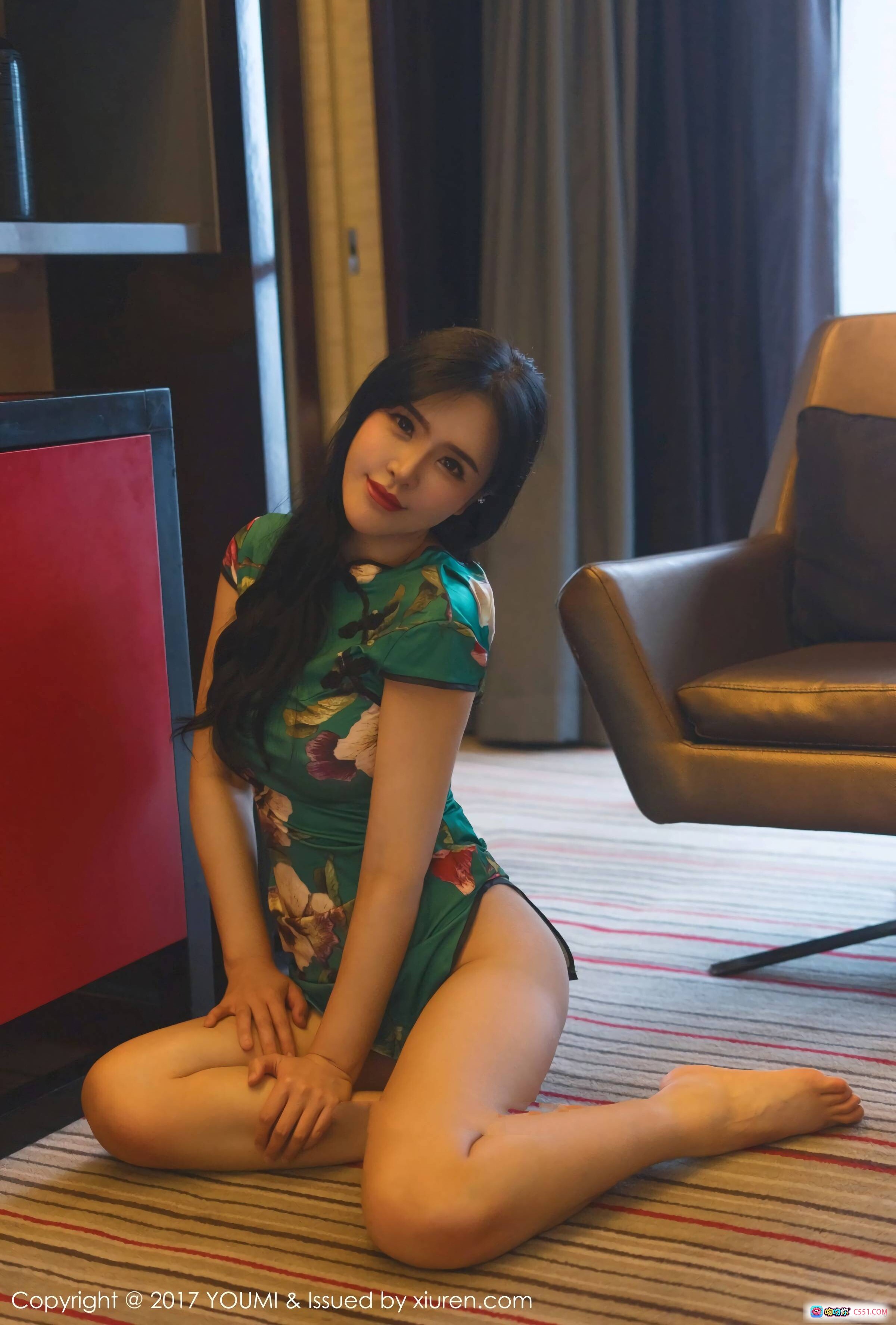 图片[5] - 刘钰儿绿色花卉露肩短裙写真 | YouMi尤蜜荟2017.10.18 VOL.073 美腿性感室内私房照 - 就要吻