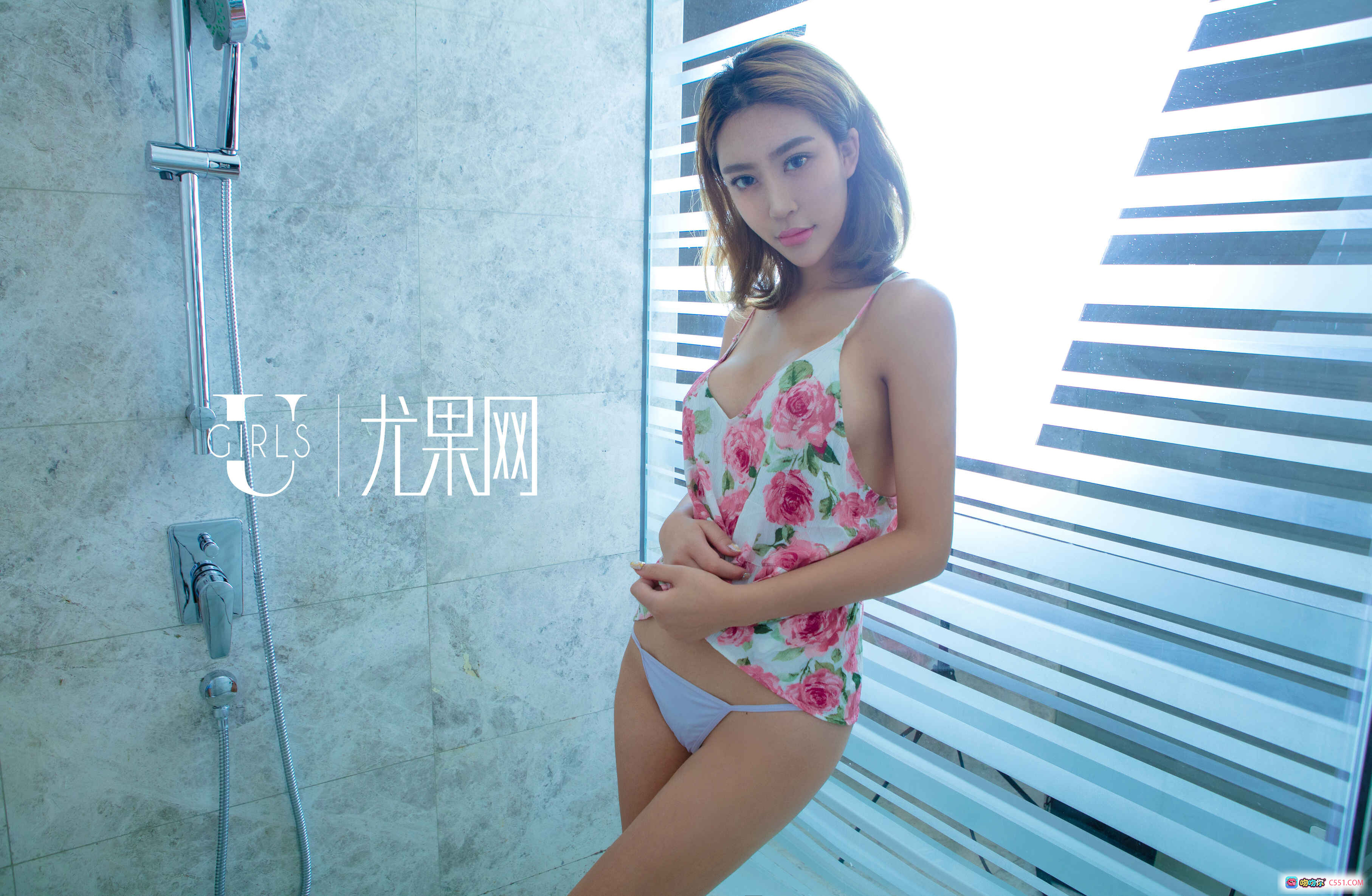 图片[2] - 尤果网颜美汐性感写真 | 白色上衣黑内搭 | 窗边玻璃桌姿势 | 2016经典私房照 - 就要吻