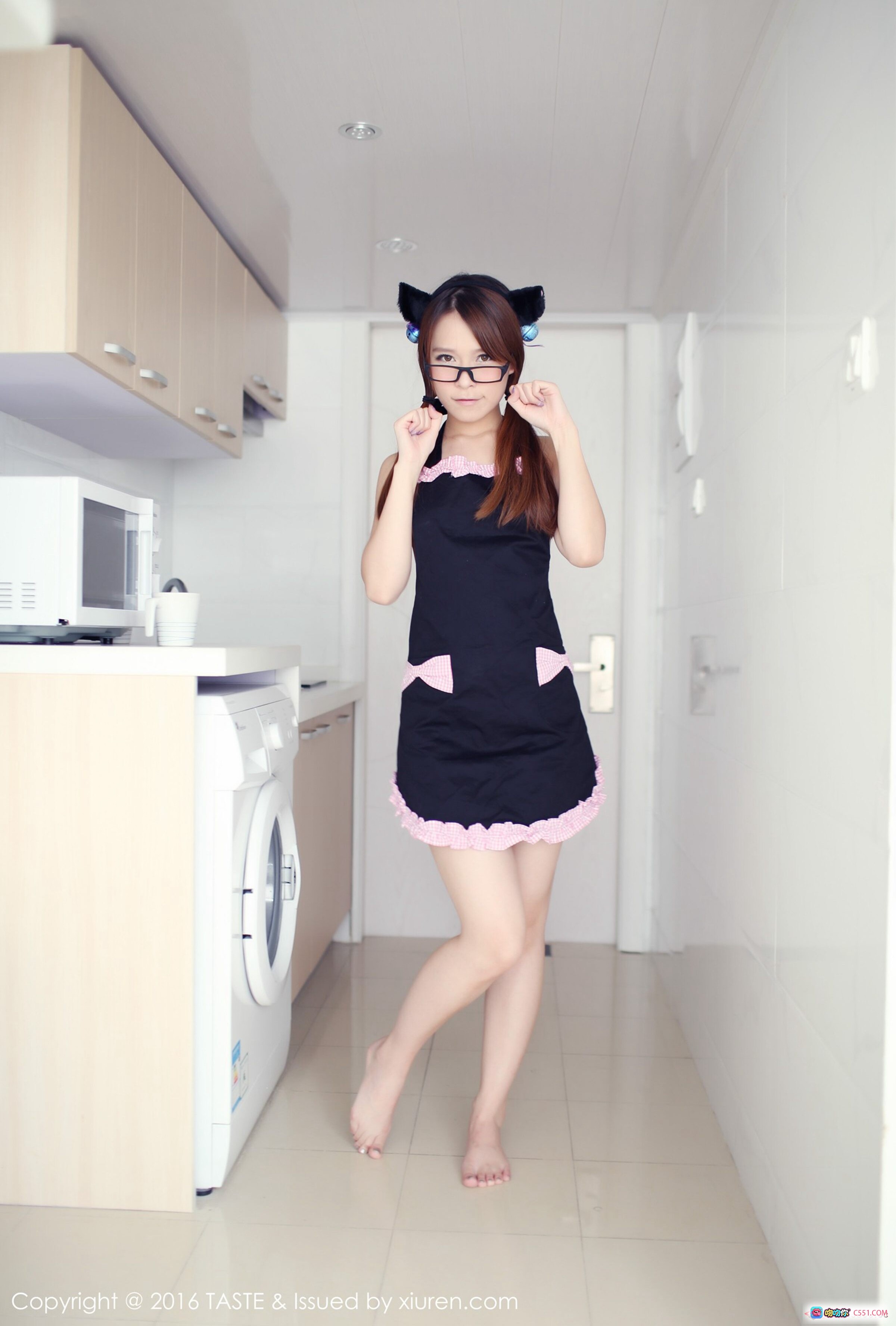 图片[2] - Carol酱猫耳女仆装厨房写真 | 黑色吊带粉边围裙眼镜少女 | TASTE 2016 VOL.005 - 就要吻