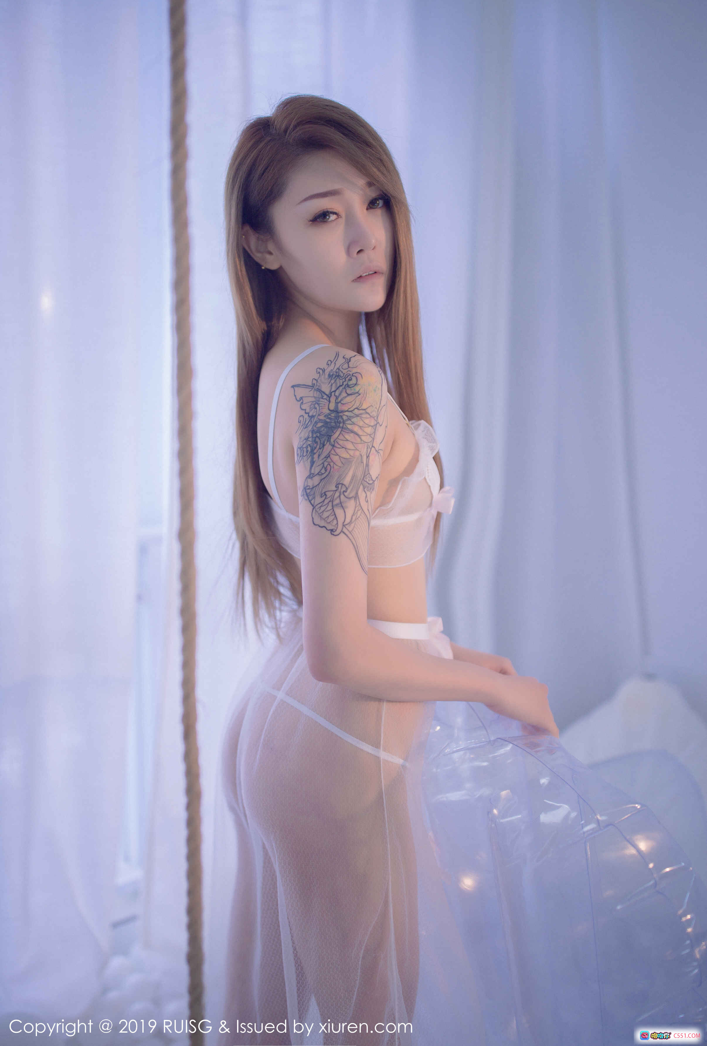 图片[10] - 慕西Mona白色蕾丝内衣写真 – RUISG瑞丝馆2019高清私房美图，透明纱裙+手臂纹身+柔光窗景，优雅性感氛围感大片 - 就要吻