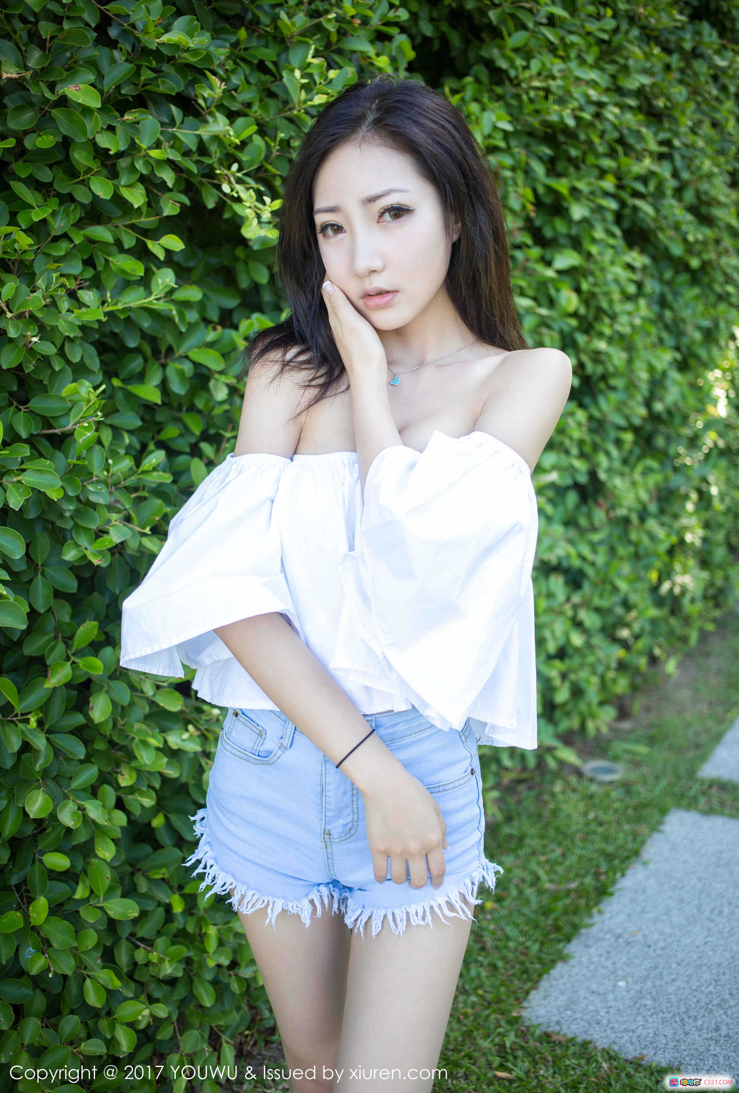 图片[2] - 尤美清新写真 | 浅蓝吊带上衣+白色短裤 | 优雅倚墙姿态 | YouMi尤蜜荟2017 Vol.027 - 就要吻