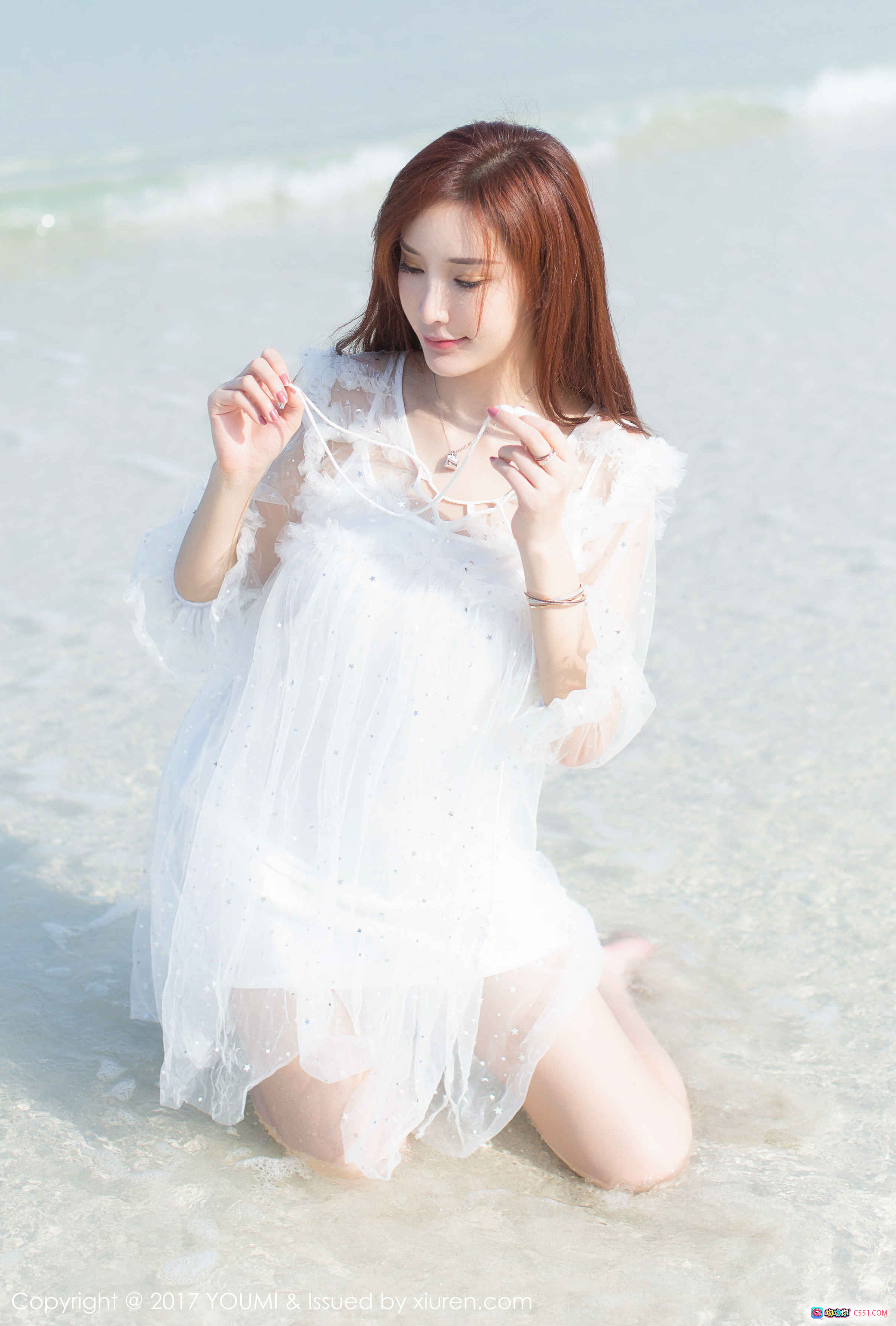 图片[6] - YouMi尤蜜荟2017.12.06 Vol.092 海滩白纱裙少女清新写真 甜美微笑手持棉花糖 透明蕾丝长裙海边跪姿唯美摄影 - 就要吻