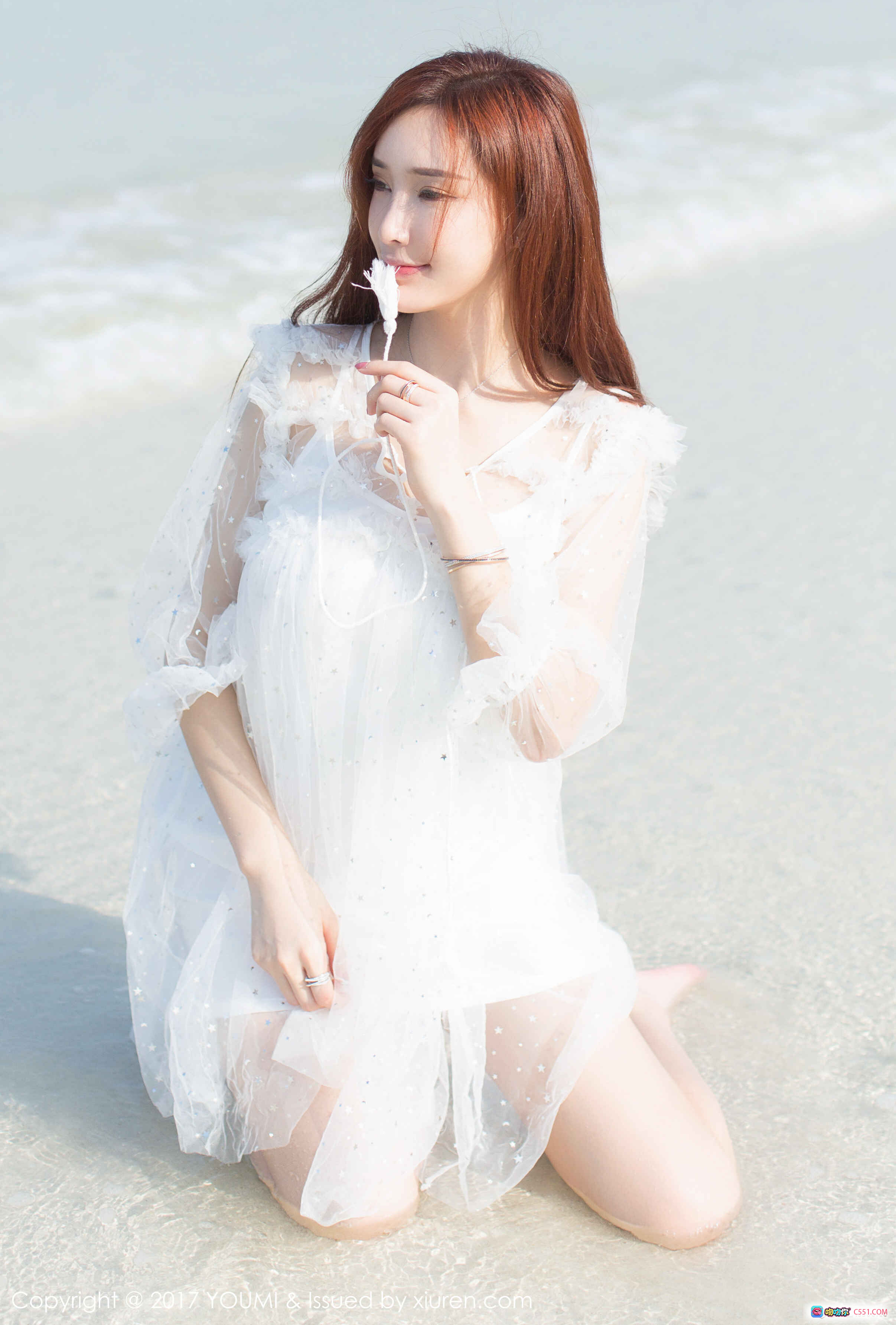 YouMi尤蜜荟2017.12.06 Vol.092 海滩白纱裙少女清新写真 甜美微笑手持棉花糖 透明蕾丝长裙海边跪姿唯美摄影 - 就要吻