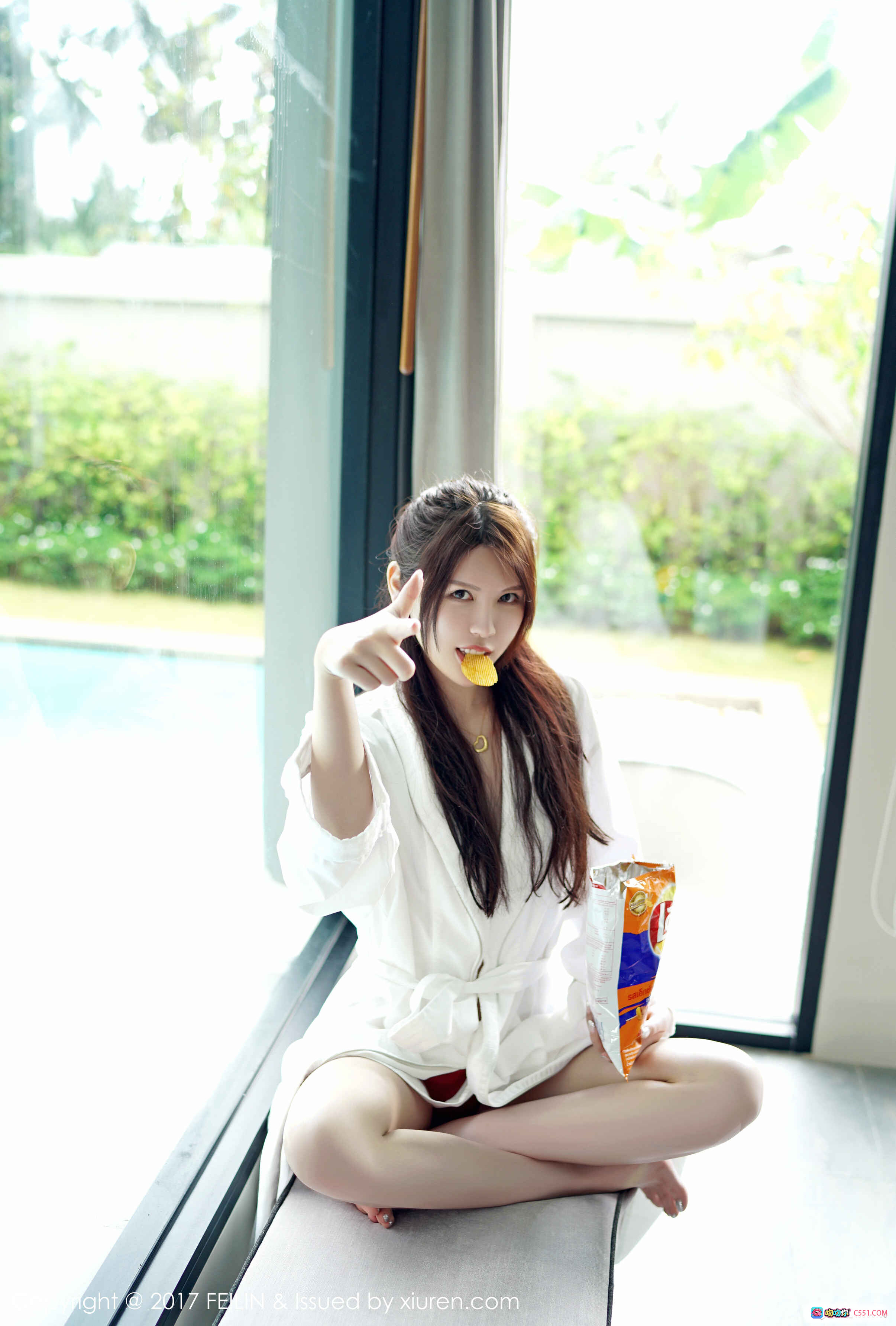 FEILIN嗲囡囡2017.04.11 Vol.085 PaPa妈咪 白色浴袍少女窗边吃零食 甜美私房写真 高清摄影图集 - 就要吻