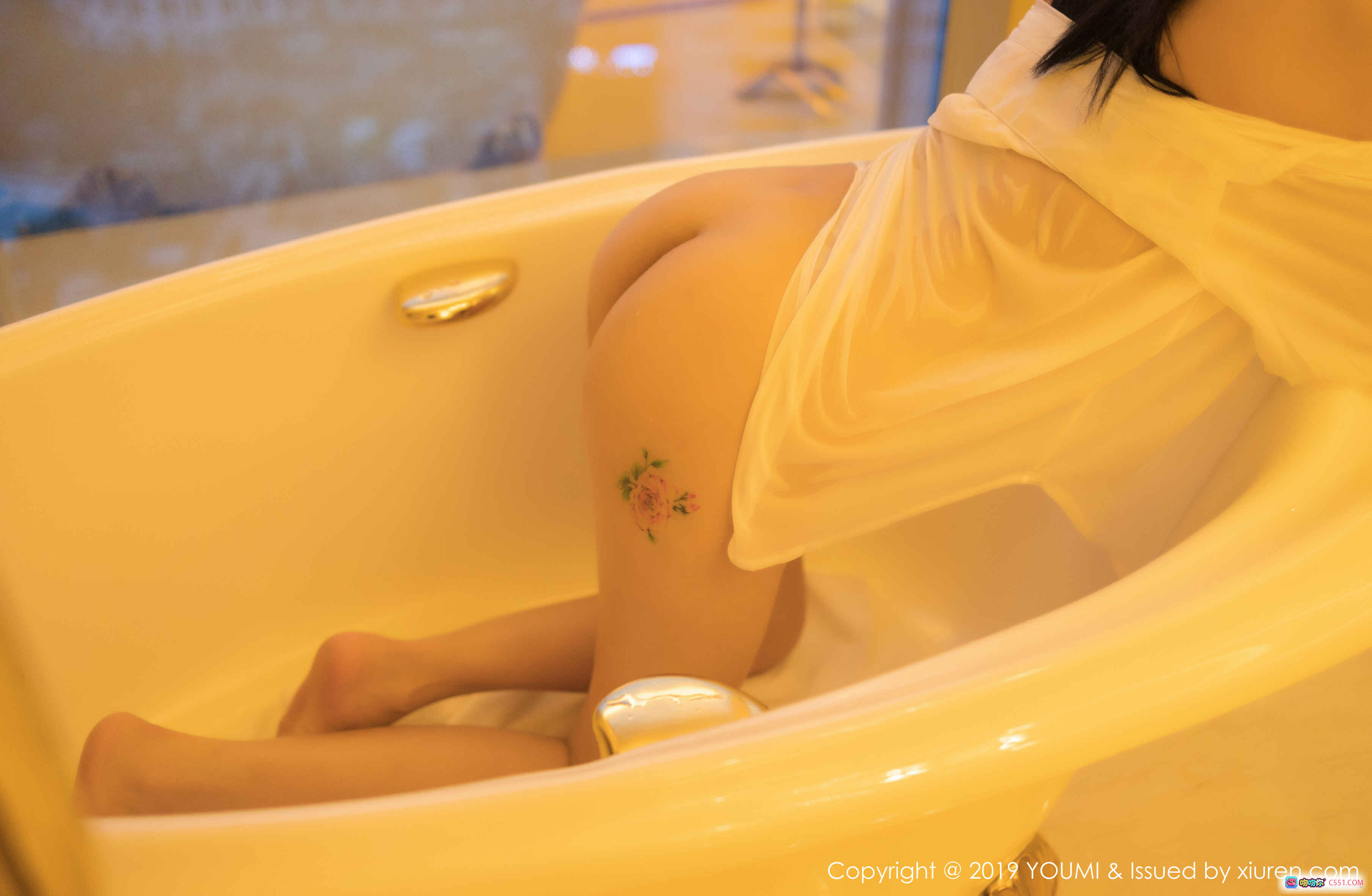 图片[6] - YouMi尤蜜荟果儿Victoria浴缸写真 2019.12.17 VOL.388 白衬衫半遮性感美臀 花纹纹身点缀 50P高清图集 - 就要吻