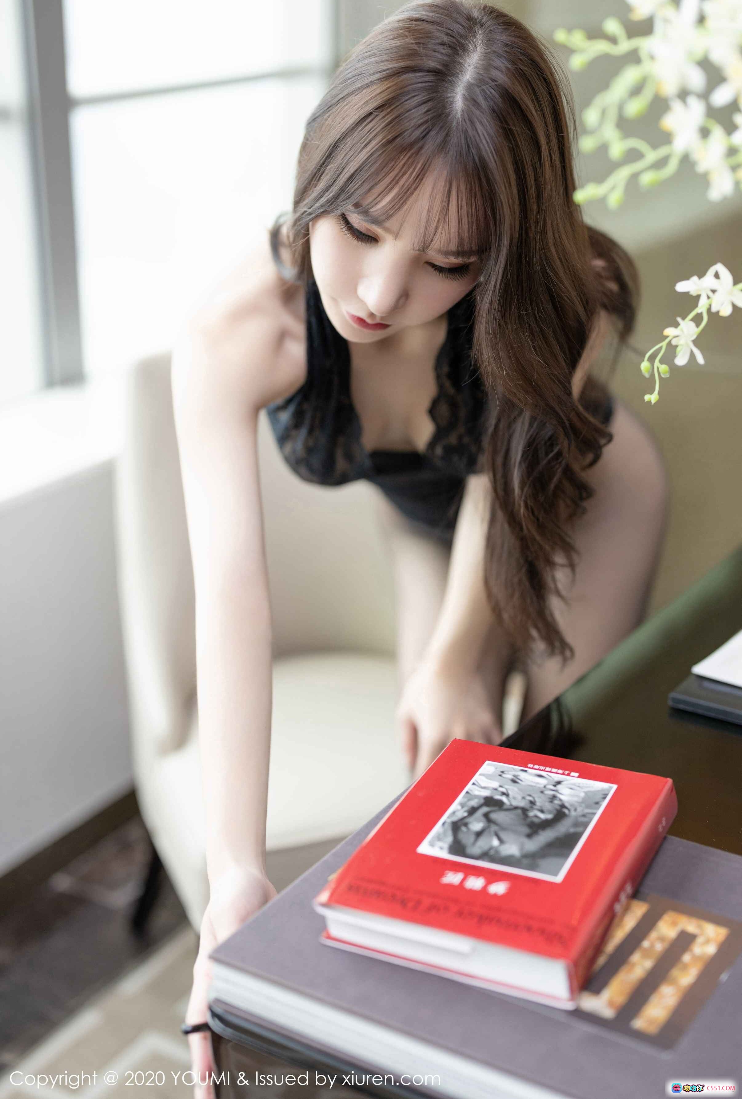 周于希Sandy优雅黑蕾丝写真 | YouMi尤蜜荟VOL.446高清私房照 | 书桌静谧氛围感美图 - 就要吻