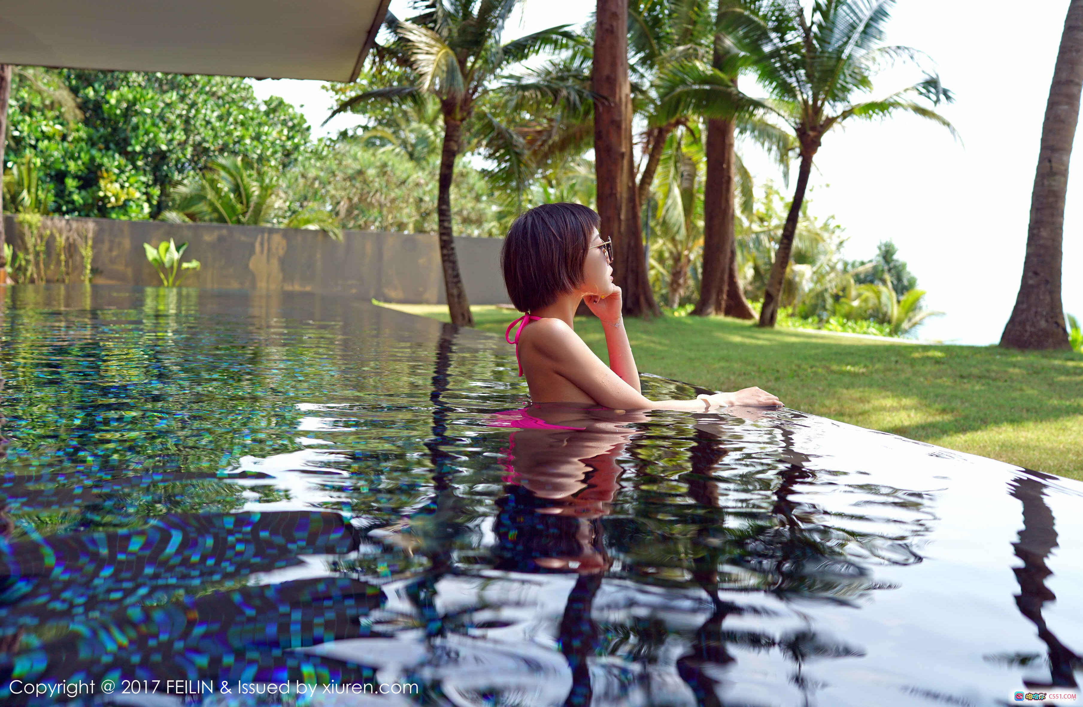 图片[5] - 冯木木泳池比基尼写真 | FEILIN嗲囡囡Vol.095 | 热带度假风 | 粉色泳衣 | 木质露台 | 棕榈树环绕 | 高清摄影集 - 就要吻
