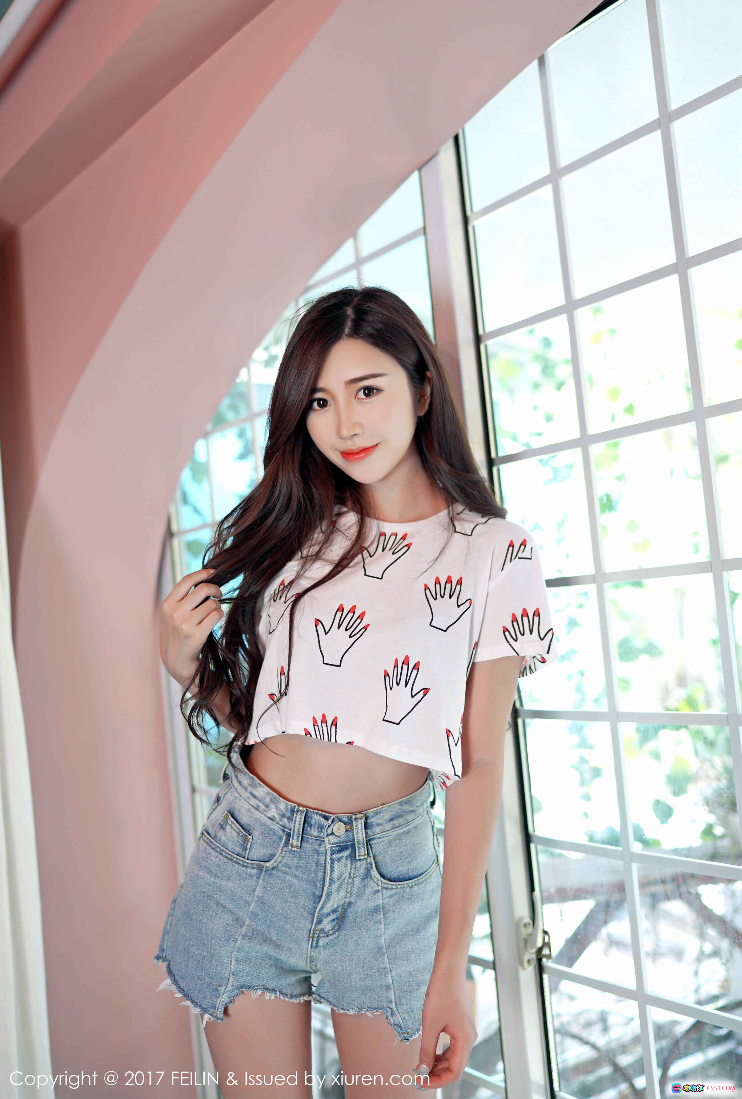 方绮言Ayaka粉色窗边写真 | 短款印花T恤牛仔短裤 | FEILIN嗲囡囡2017 Vol.074高清美图 - 就要吻
