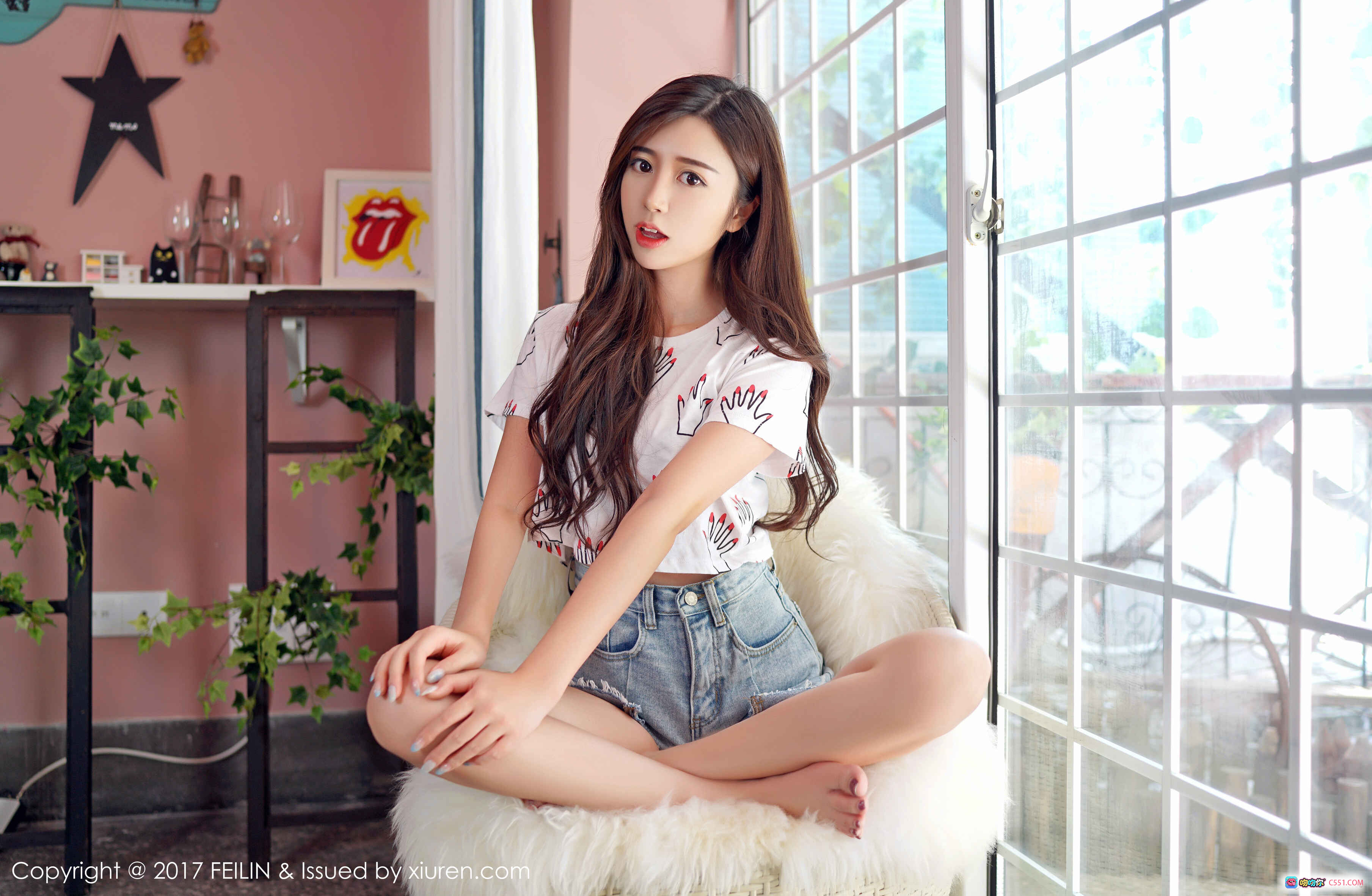 图片[2] - 方绮言Ayaka粉色窗边写真 | 短款印花T恤牛仔短裤 | FEILIN嗲囡囡2017 Vol.074高清美图 - 就要吻