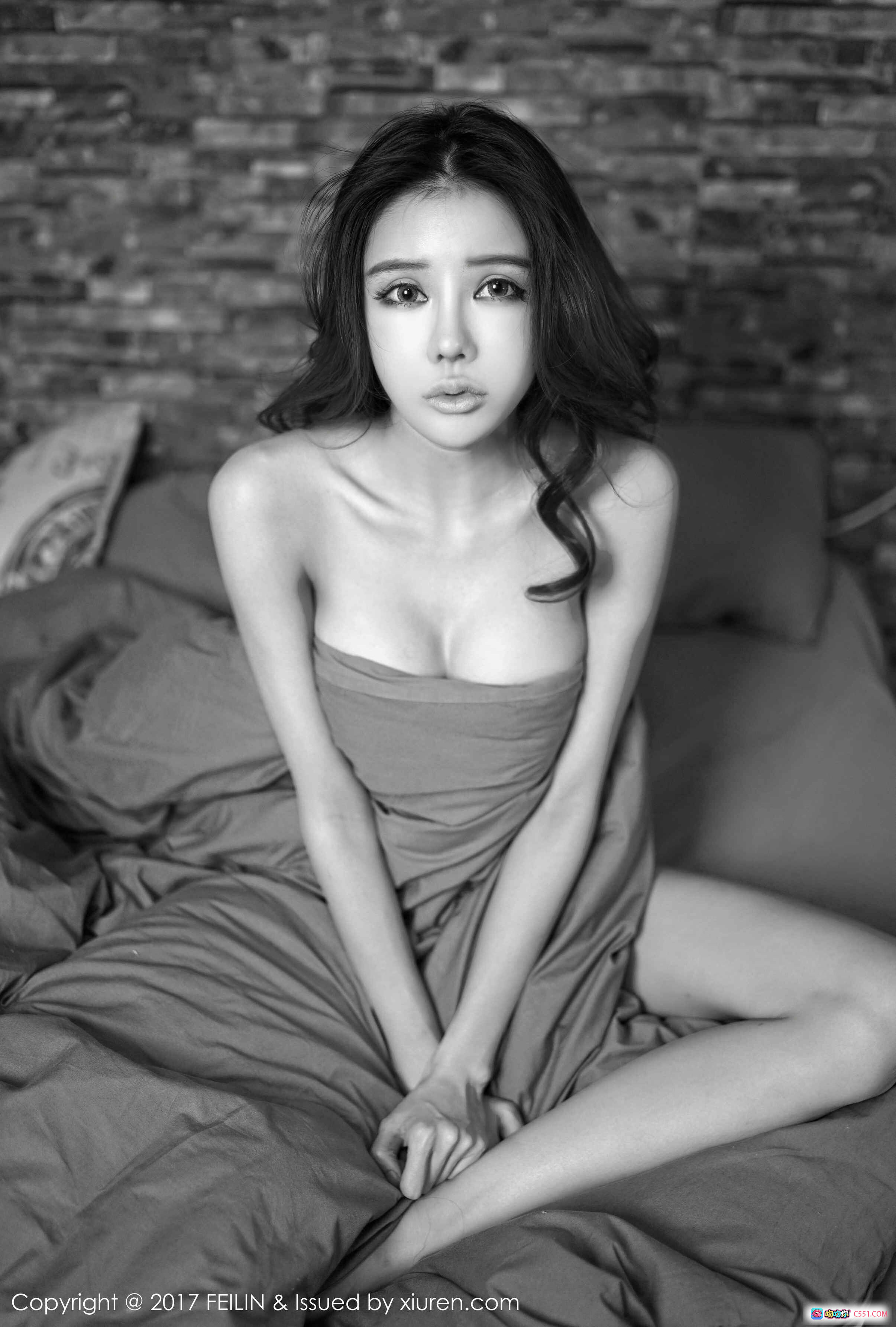 图片[2] - FEILIN 2017.07.13 VOL.101 G干干 美女背影 渔网袜 黑色PINK内裤 白色露肩上衣 砖墙背景 床上写真 时尚性感造型 - 就要吻