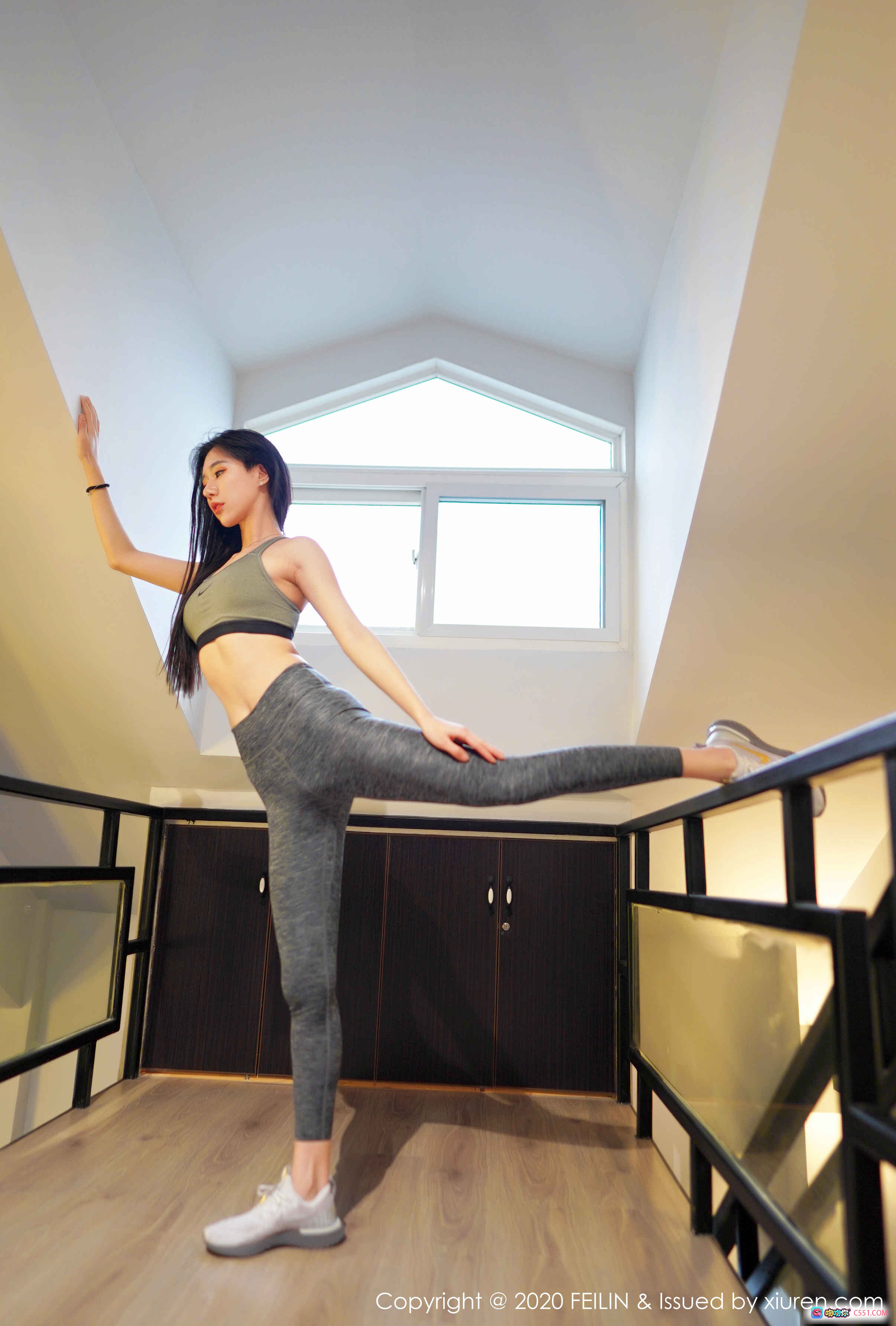 图片[2] - 粉色卧室性感写真：BABY_柒优雅躺卧床榻，丝滑睡衣搭配美腿，梦幻灯光营造浪漫氛围 - 就要吻