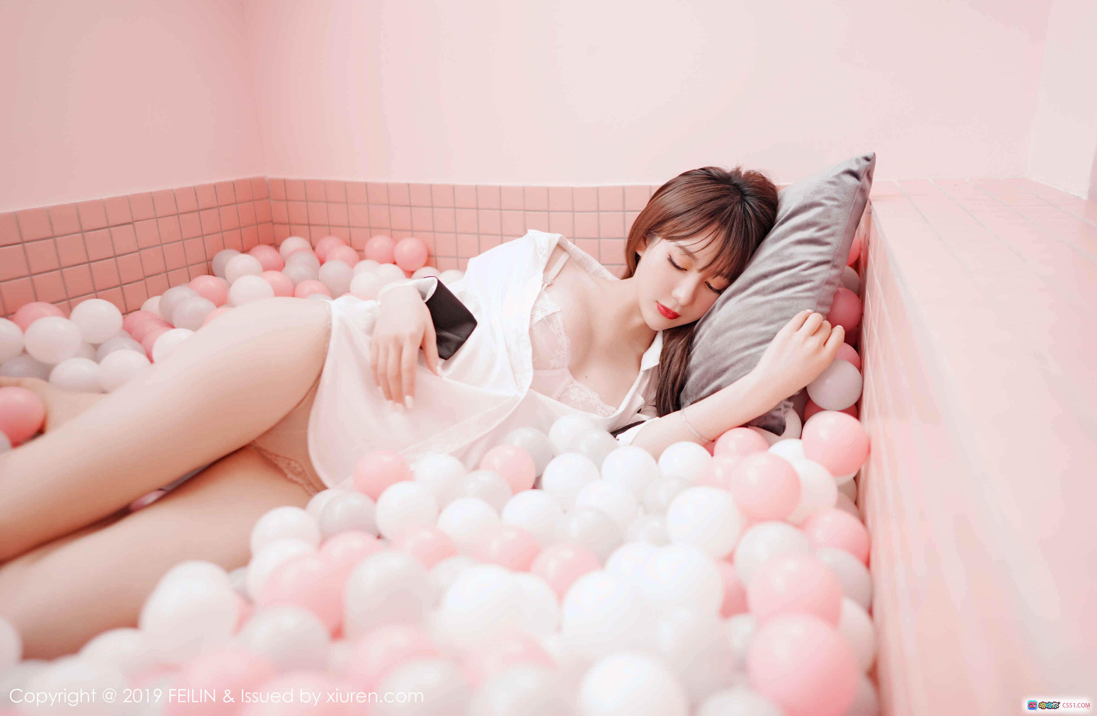 图片[4] - 程梓粉色球池写真 | 白衬衫性感美腿 | FEILIN Vol.214 2019高清私房照 - 就要吻