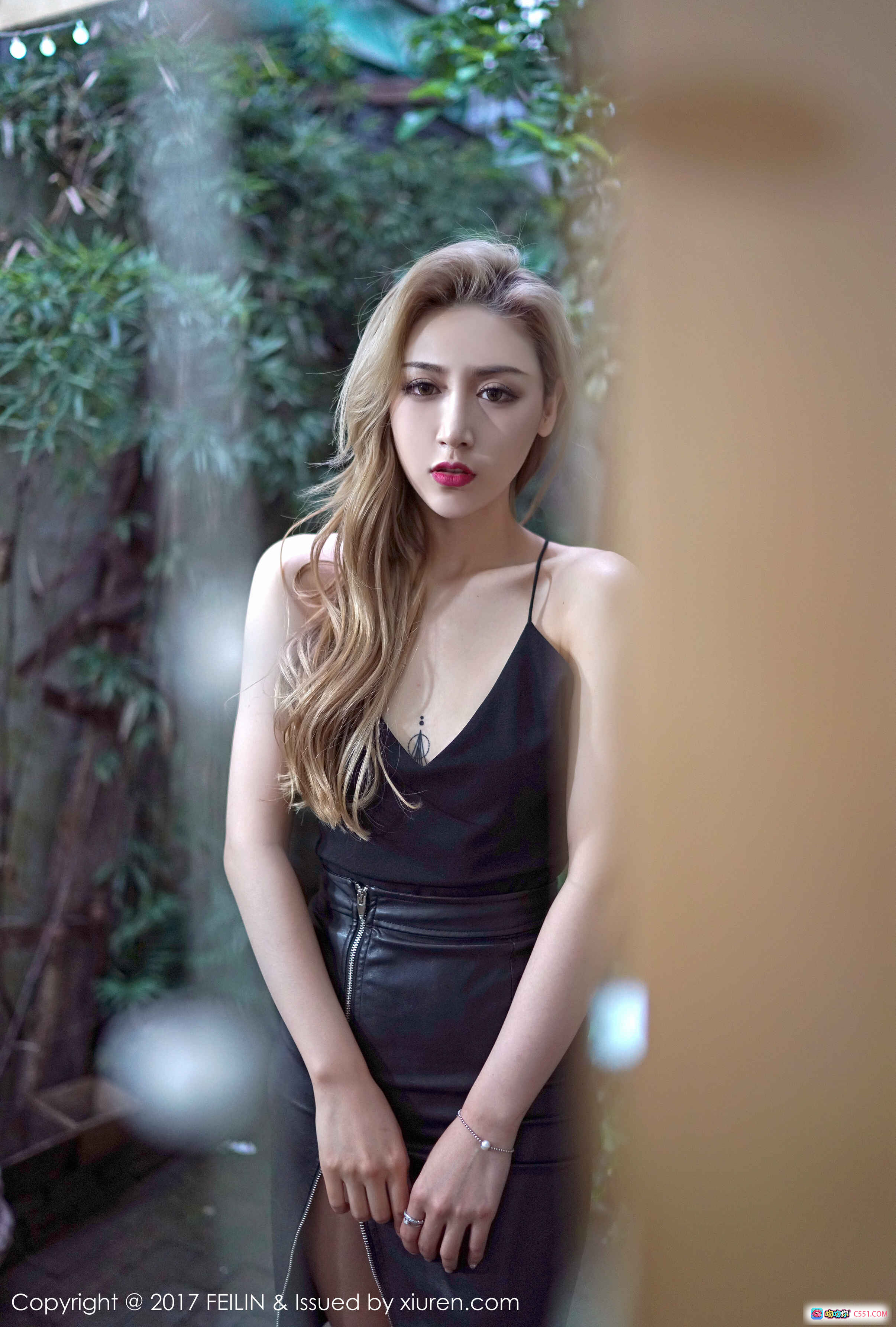 图片[2] - FEILIN嗲囡囡2017.06.06 Vol.096 晗大大私房写真 白色上衣黑短裤 床上慵懒姿势 美腿纹身特写 高清52P151M - 就要吻