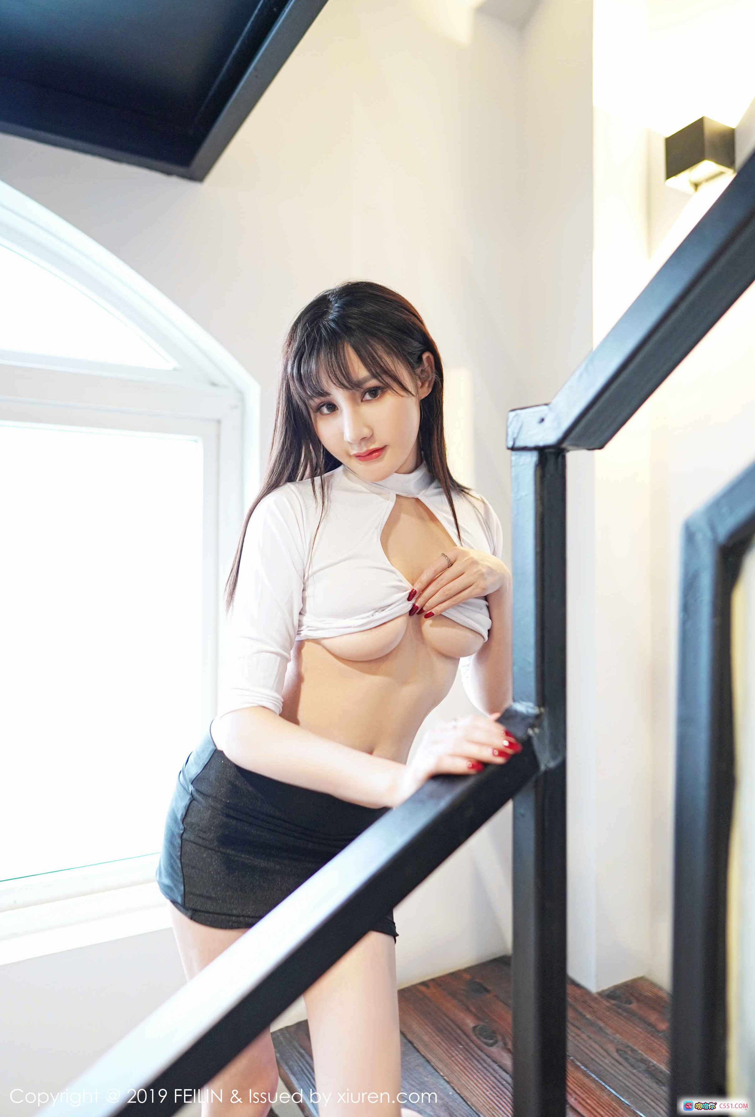 图片[4] - Celina青妍时尚写真 | 白色上衣黑短裙楼梯美拍 | FEILIN 2019 Vol.210高清图集 - 就要吻