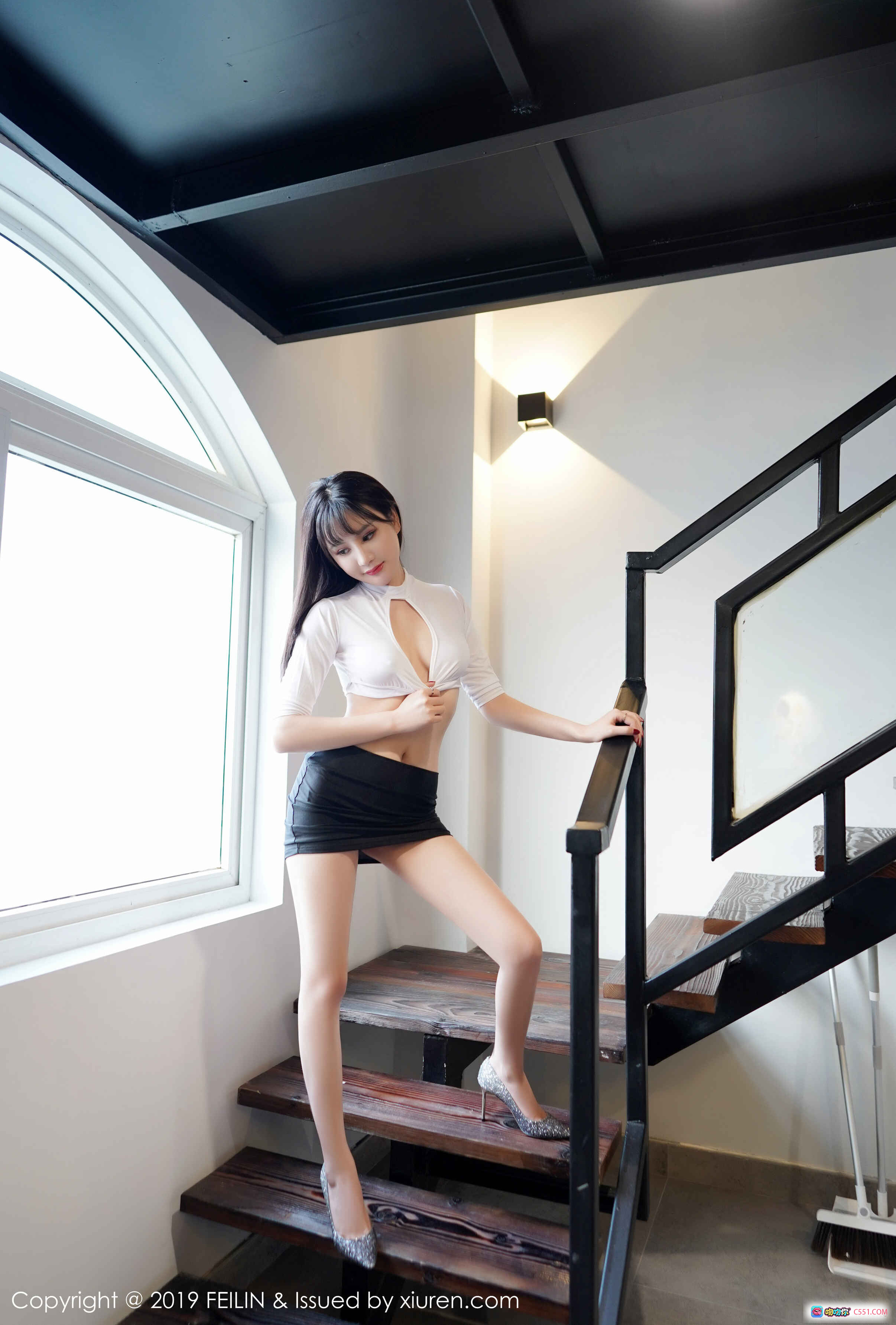 图片[10] - Celina青妍时尚写真 | 白色上衣黑短裙楼梯美拍 | FEILIN 2019 Vol.210高清图集 - 就要吻