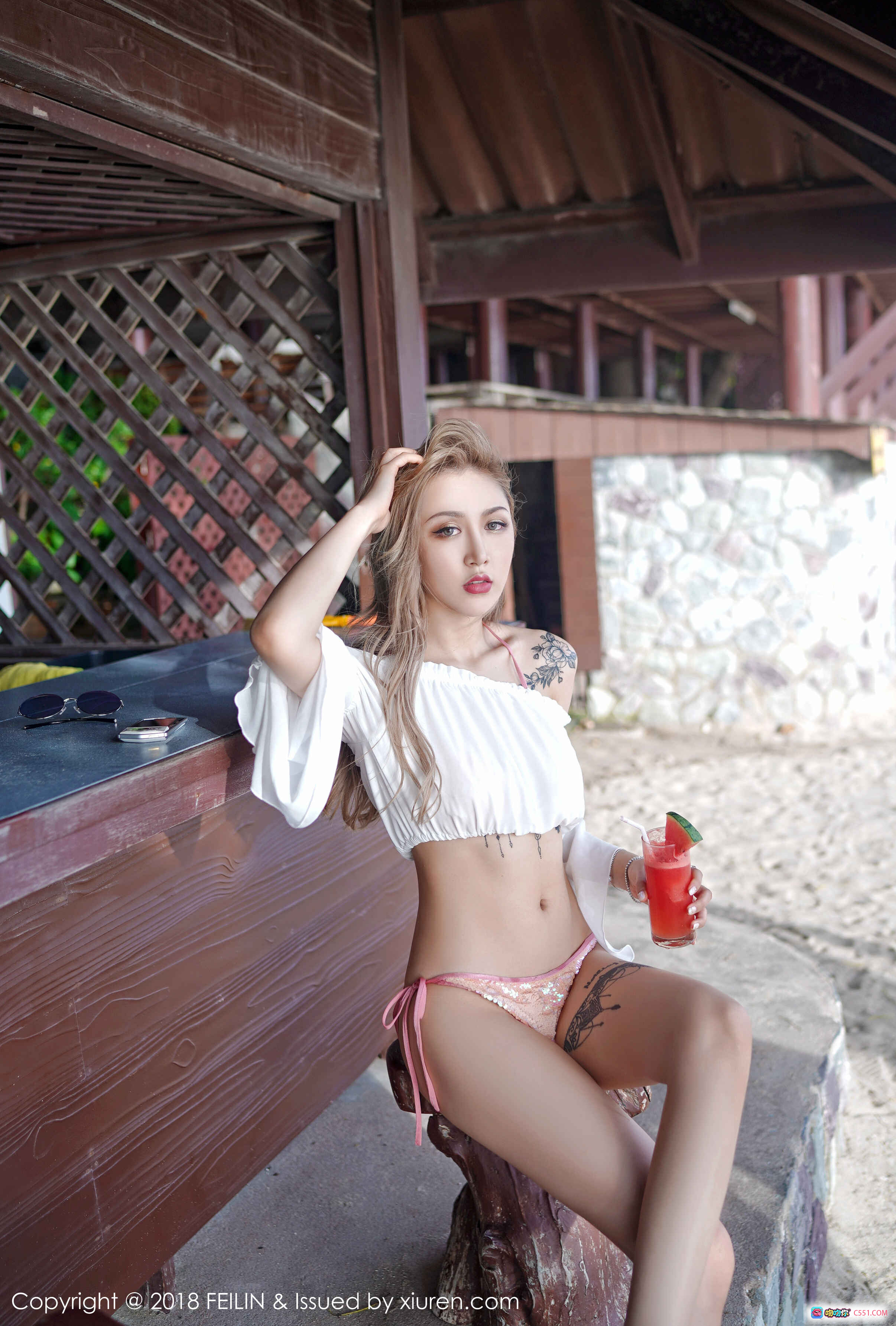图片[6] - 海滩木屋美女写真 | 白色露肩上衣 + 粉色比基尼 | 手持西瓜饮品 | 晗大大FEILIN VOL.136 2018.05.08 - 就要吻