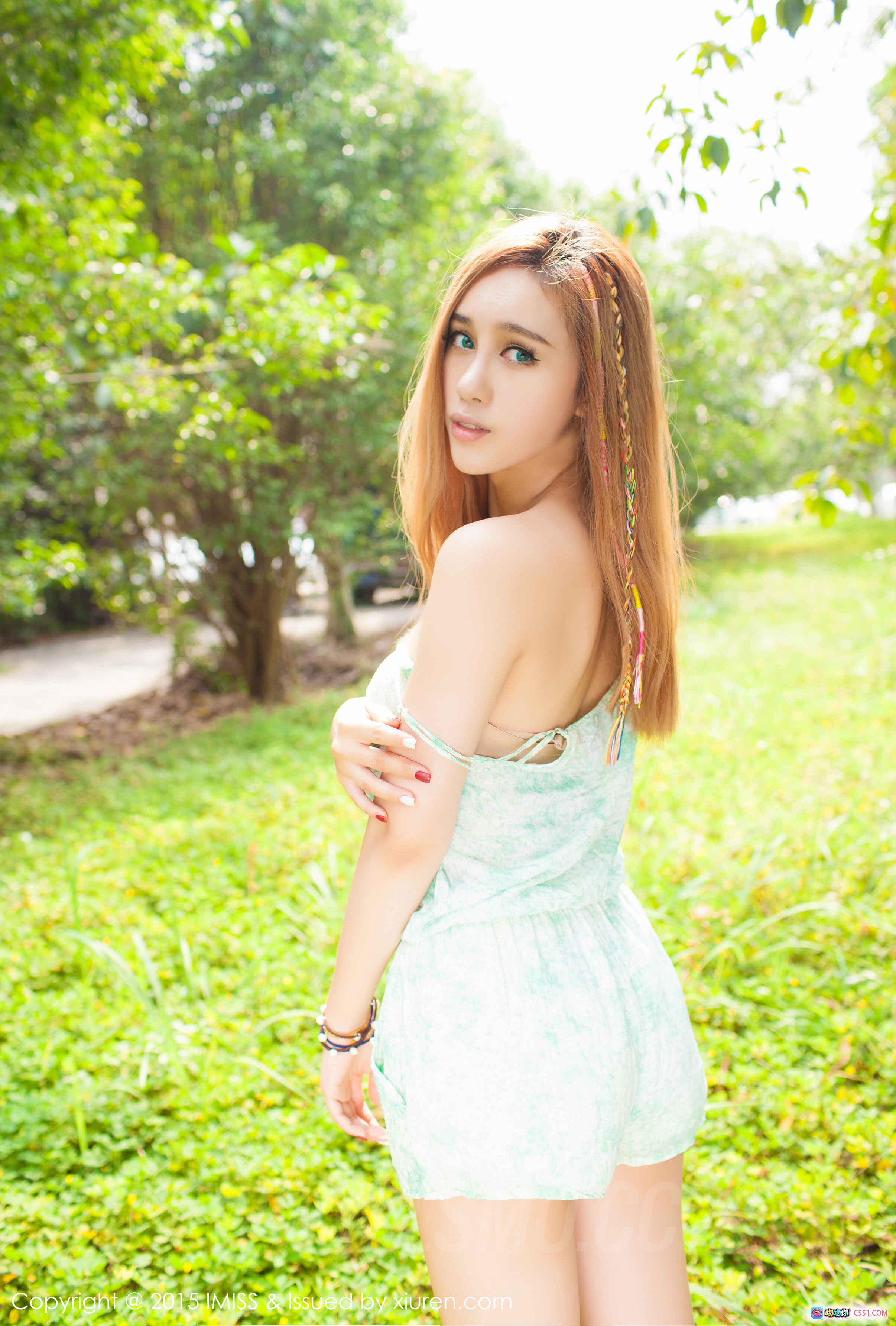 图片[9] - IMISS爱蜜社2015.11.14 VOL.045 Michi_Ho 白色吊带短上衣 黑色包臀短裙 户外绿树草地写真 美女模特自然清新风格 - 就要吻