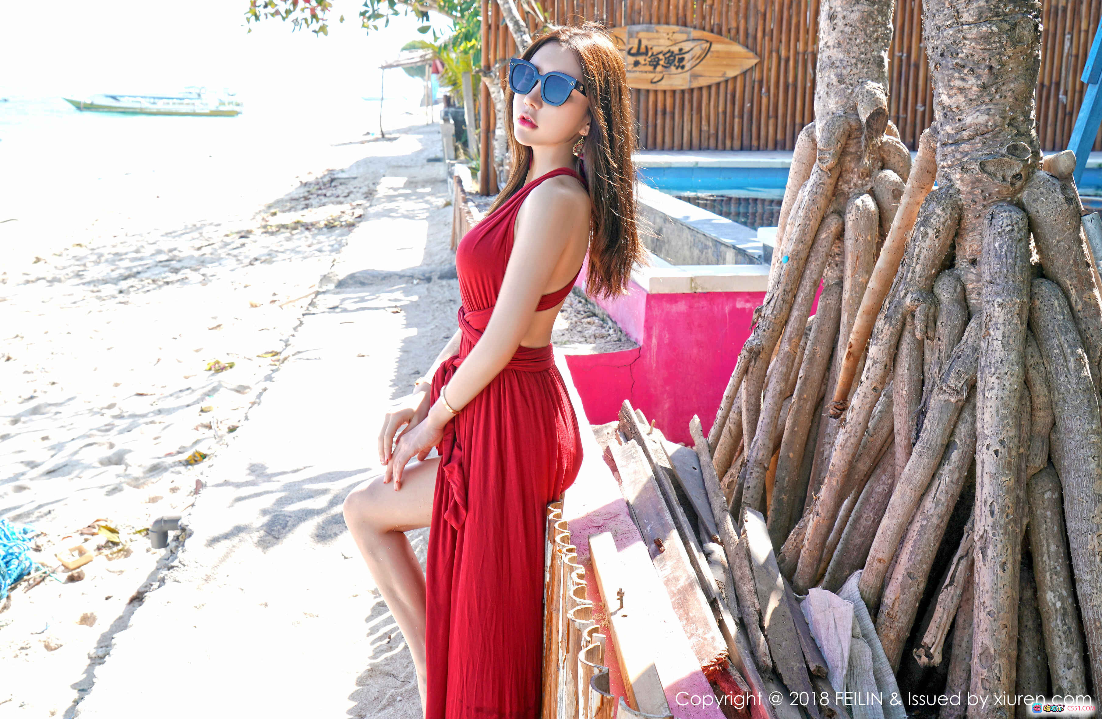 图片[10] - 周于希红色长裙沙滩写真 | 热带棕榈树背景 | 优雅性感造型 | FEILIN Vol.152 2018夏日风情 - 就要吻