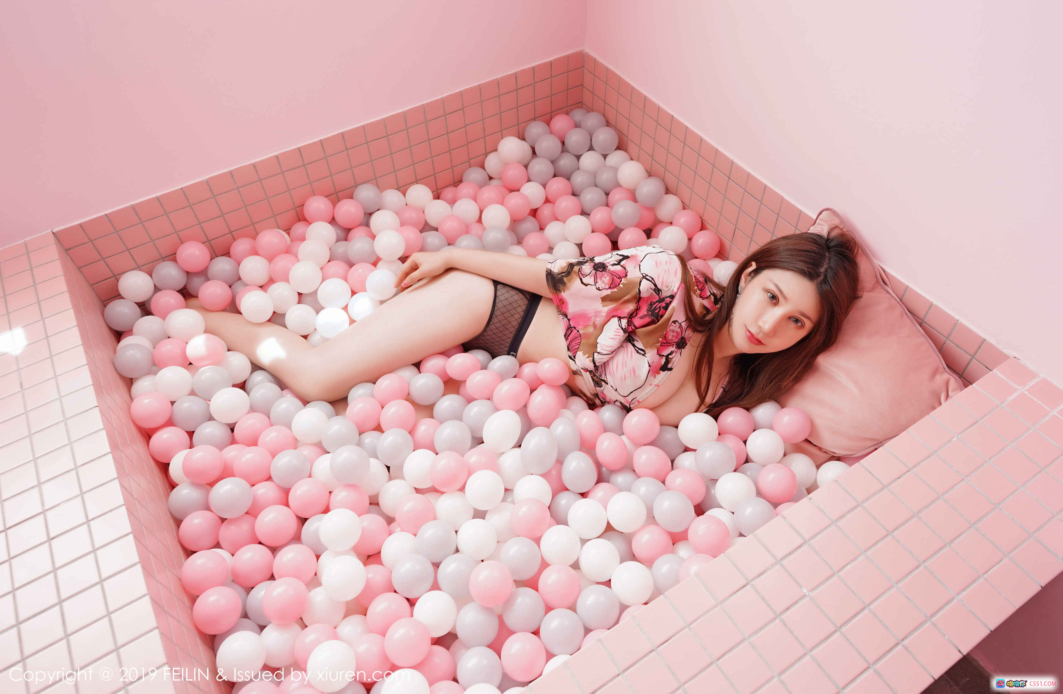 图片[2] - 李清婳黑丝蕾丝镂空连体衣性感写真 – 高跟红底鞋搭配皮沙发私房美图 - 就要吻