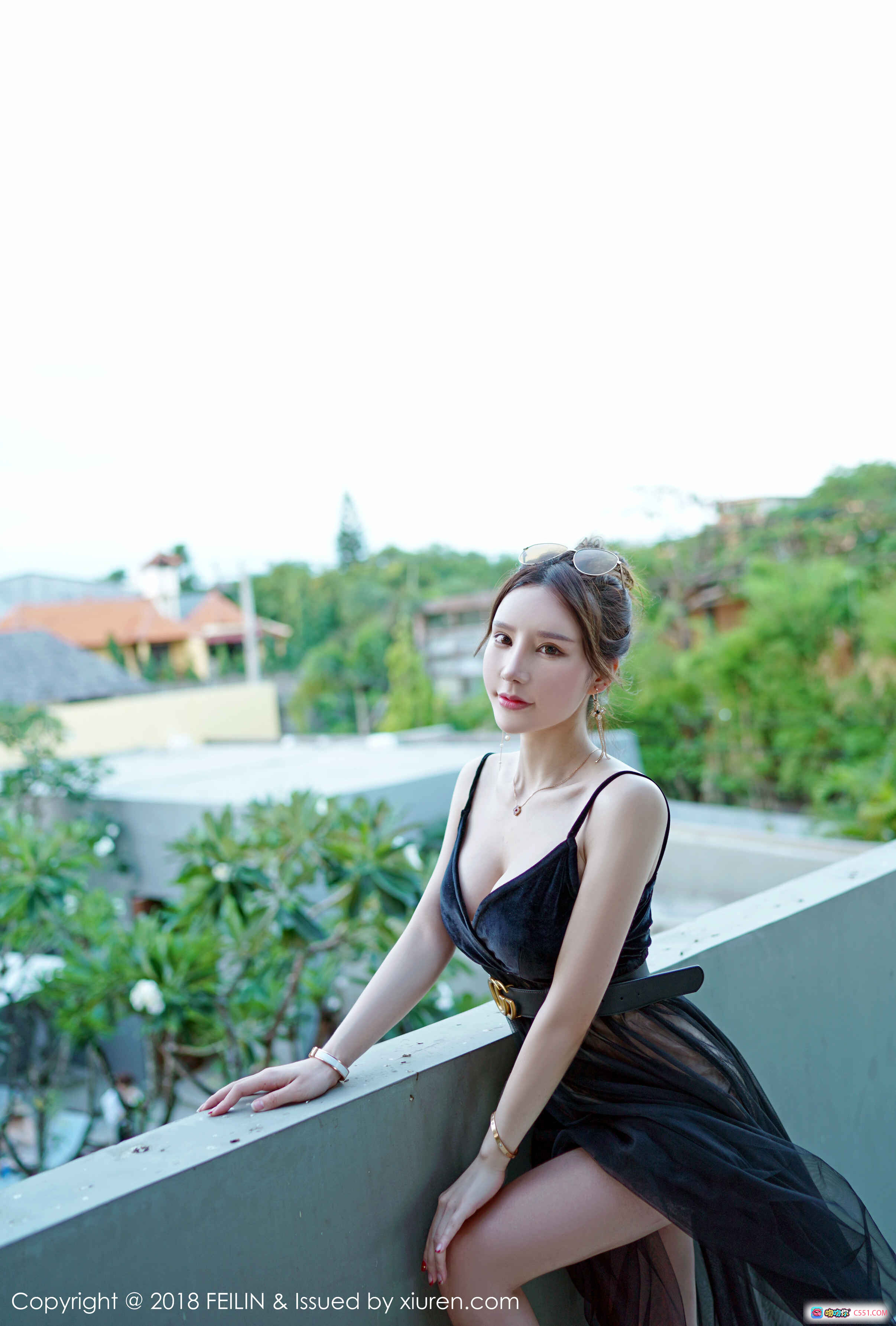 周于希黑色吊带裙写真 | FEILIN Vol.163 2018外景人像 | 优雅性感阳台美拍 - 就要吻
