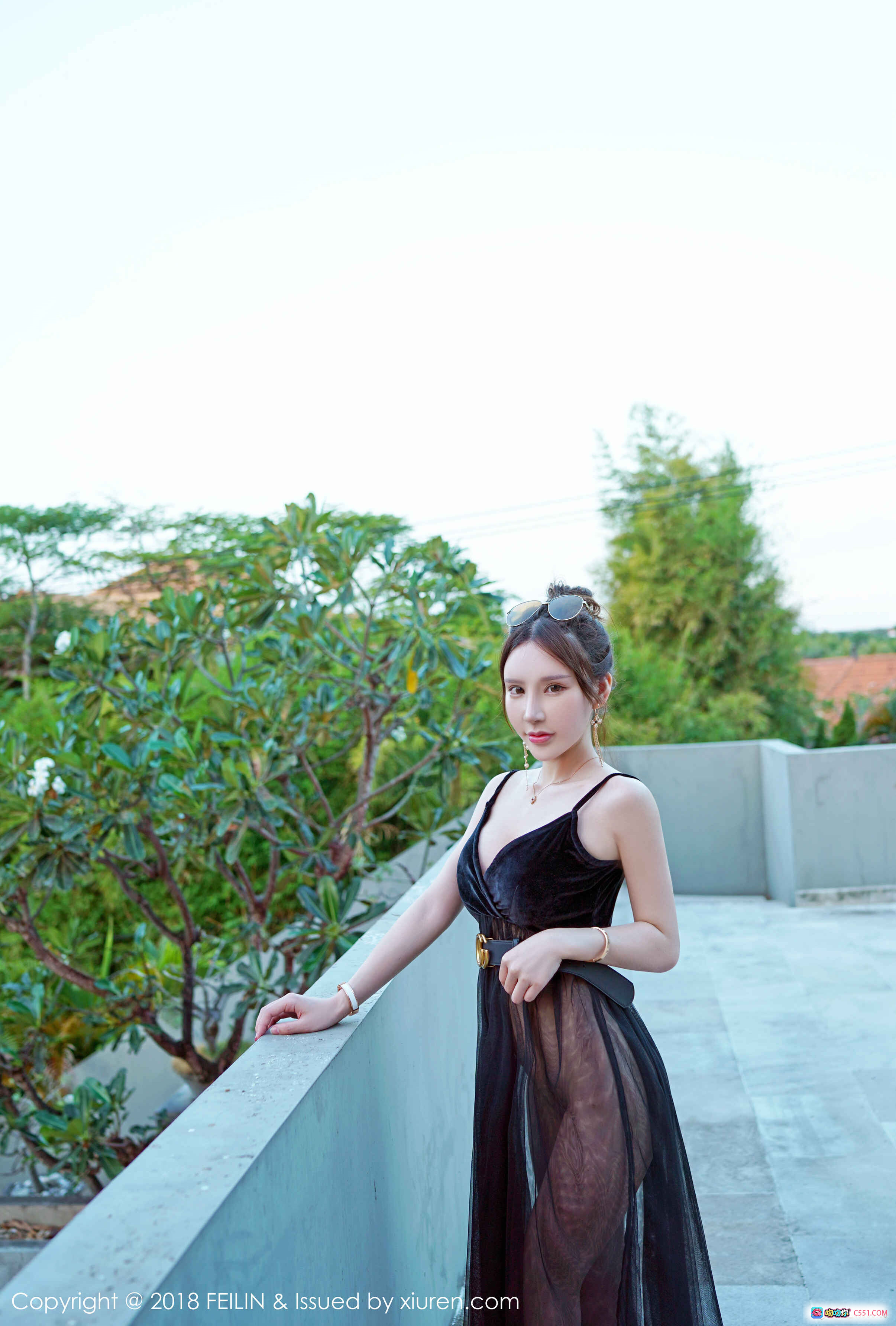 图片[6] - 周于希黑色吊带裙写真 | FEILIN Vol.163 2018外景人像 | 优雅性感阳台美拍 - 就要吻