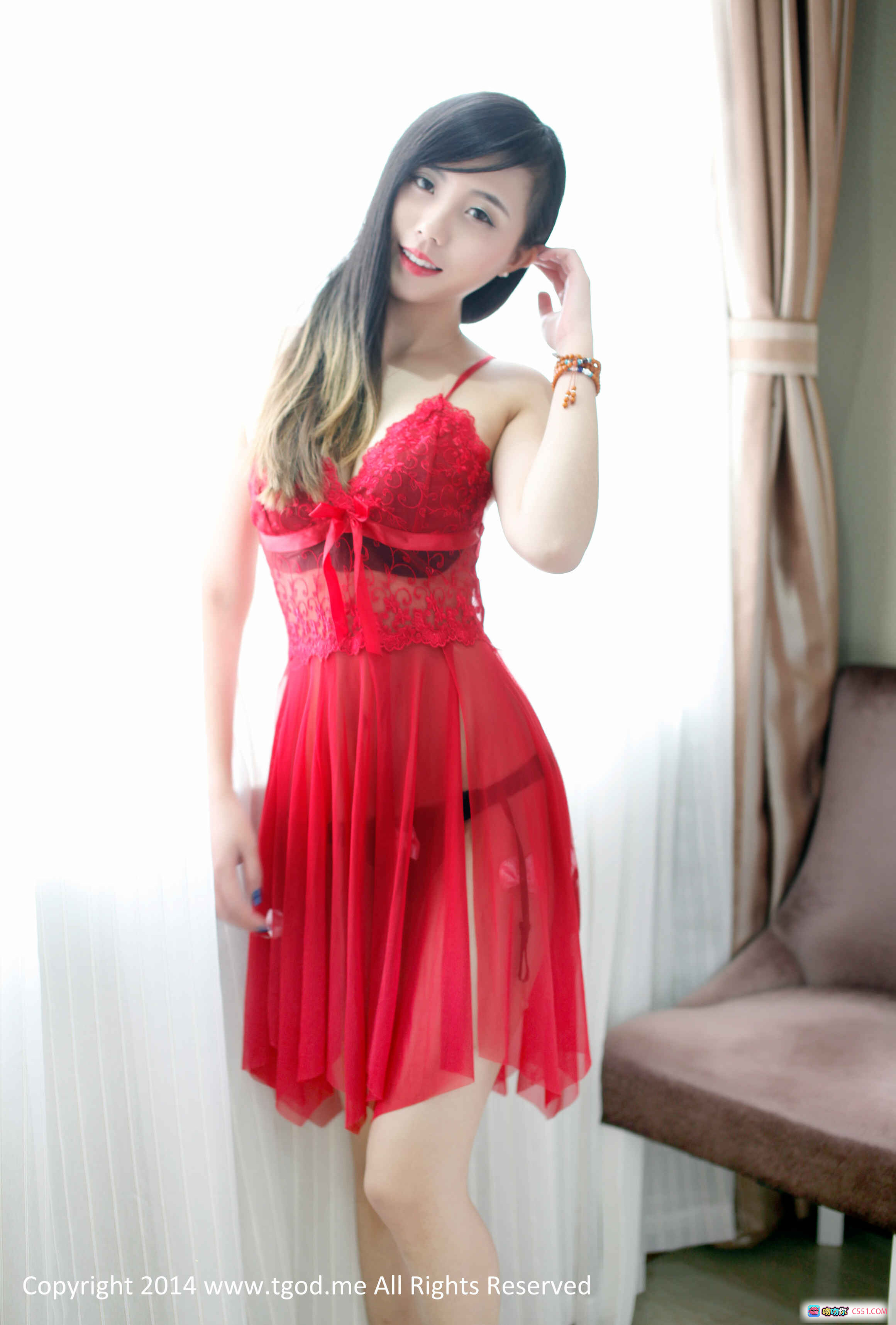 图片[4] - 谢忱倬红色蕾丝睡衣性感写真 白床单上手持白色羽毛装饰 甜美微笑长发渐变染发造型 2014年经典私房美图 - 就要吻
