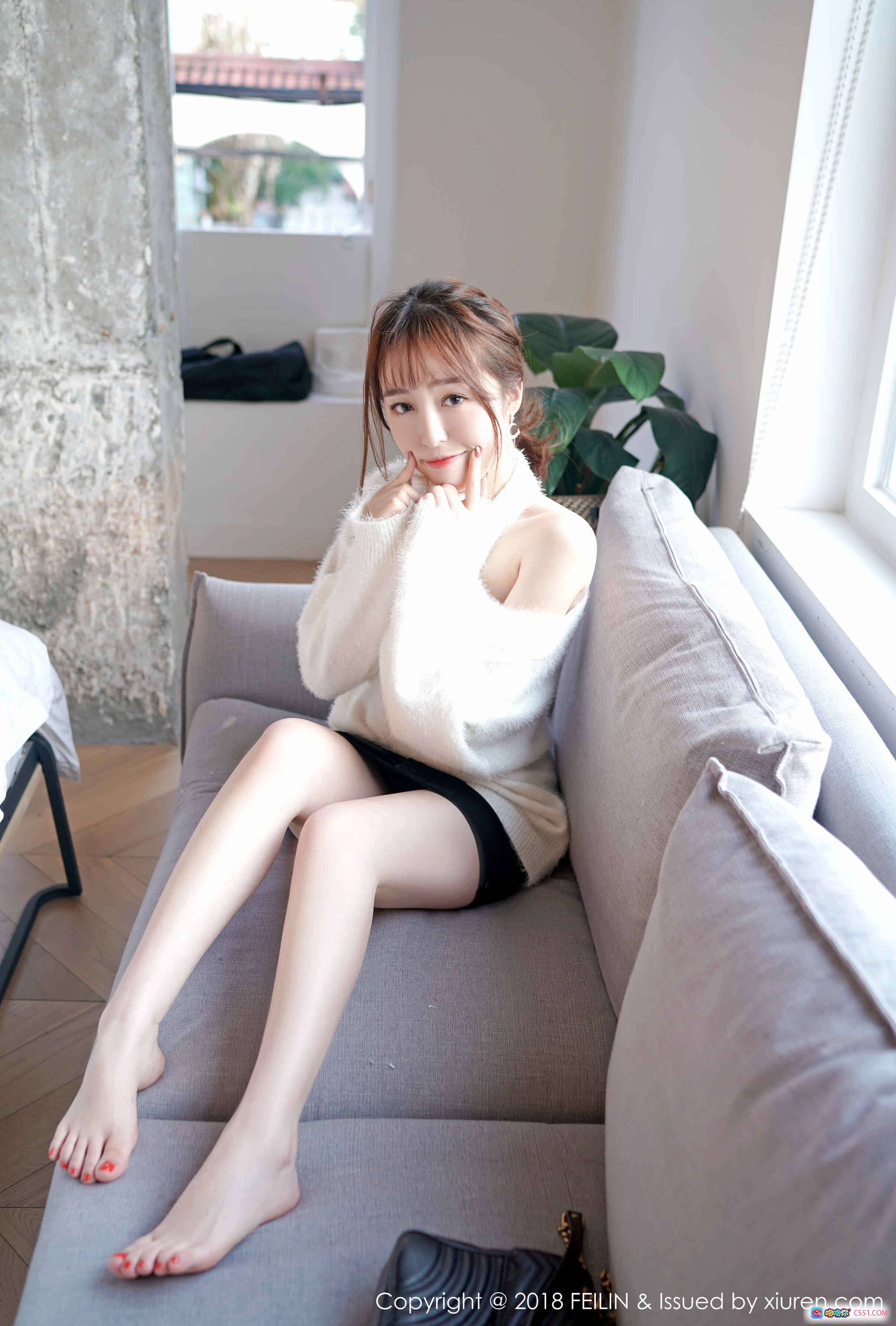 图片[9] - FEILIN 2018.04.17 VOL.132 yumi黄奕清 白色蕾丝睡衣 窗边优雅坐姿 手持茶杯 美腿特写 室内自然光写真 - 就要吻