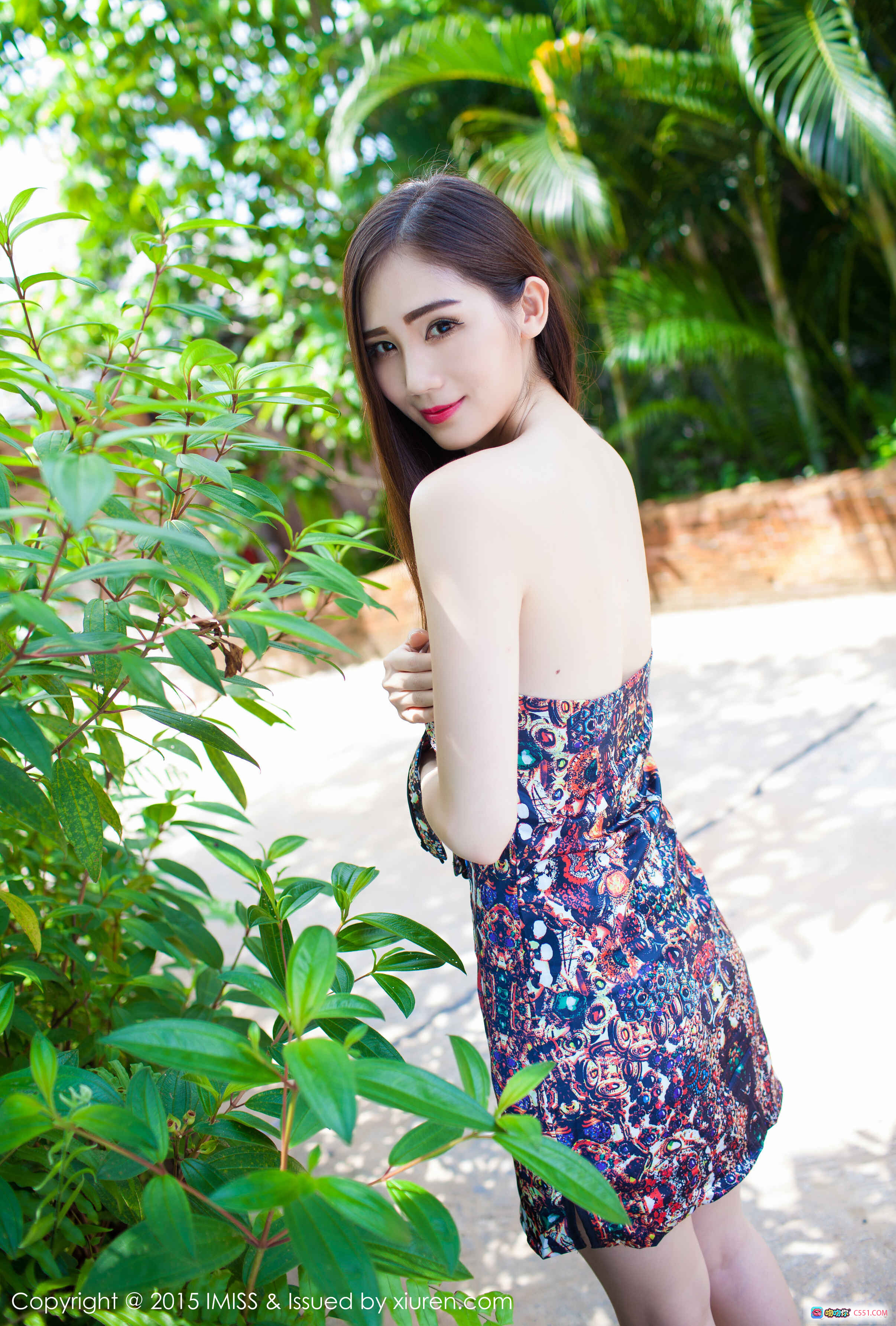 图片[4] - IMiss爱蜜社SISY思2015.10.13 VOL.030 绿植花园写真 花纹抹胸短裙 白色尖头高跟 美腿坐姿自然优雅 - 就要吻