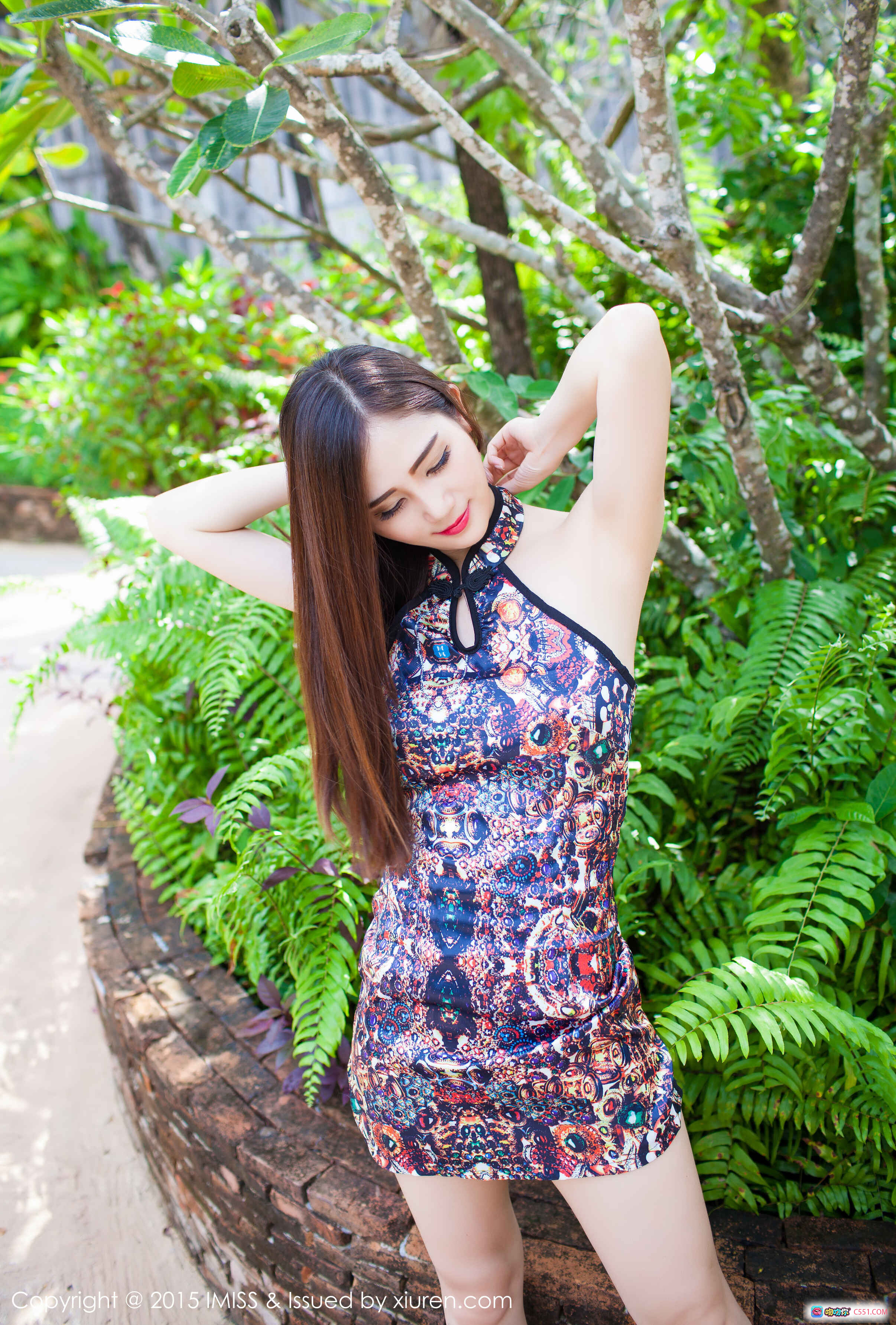 图片[7] - IMiss爱蜜社SISY思2015.10.13 VOL.030 绿植花园写真 花纹抹胸短裙 白色尖头高跟 美腿坐姿自然优雅 - 就要吻