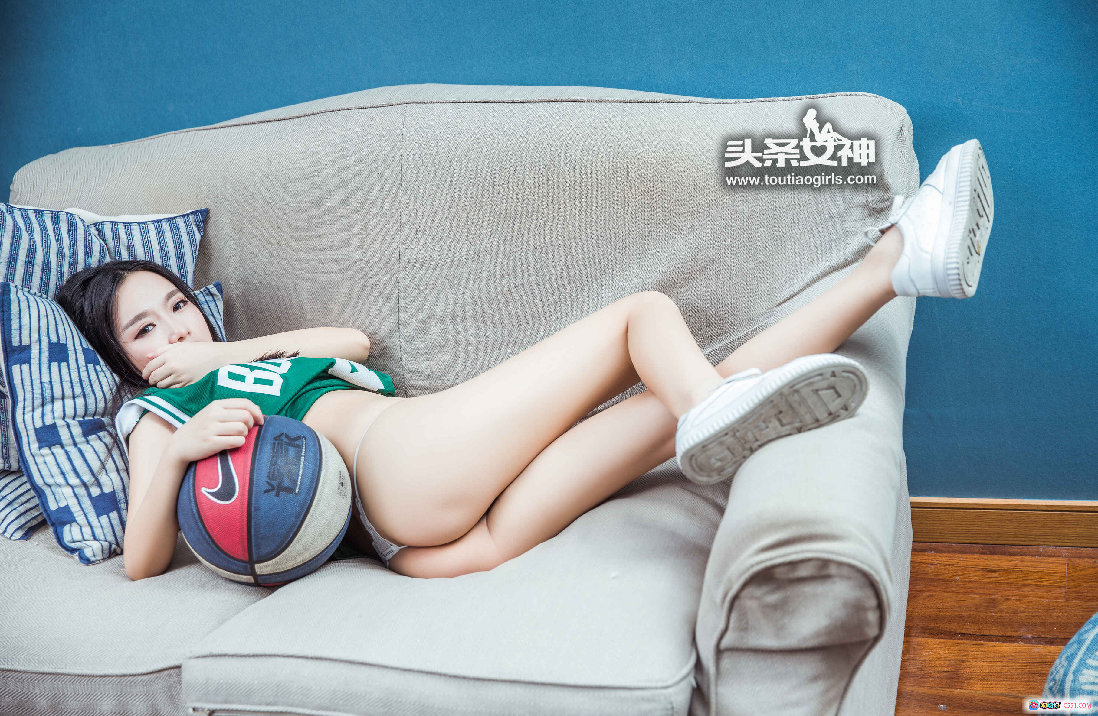 图片[7] - 头条女神朱莉亚2017写真：绿衣短裙沙发美腿性感私房照 - 就要吻