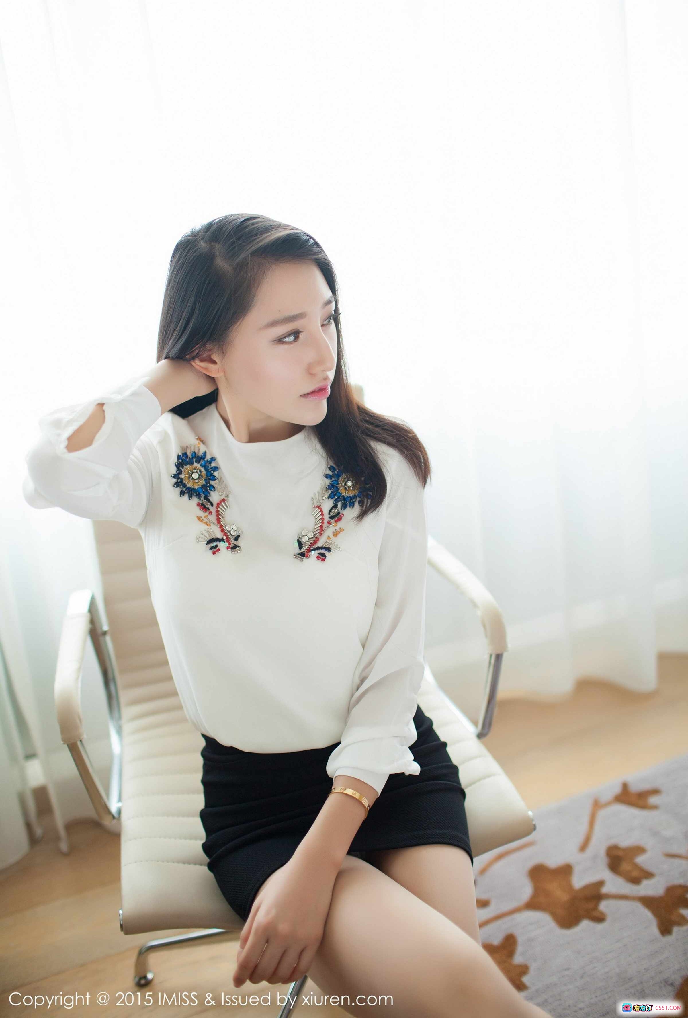 刘奕宁Lynn优雅写真 | 白色刺绣上衣+黑色短裙 | 温柔侧颜坐姿 | IMiss爱蜜社2015精选图集 - 就要吻