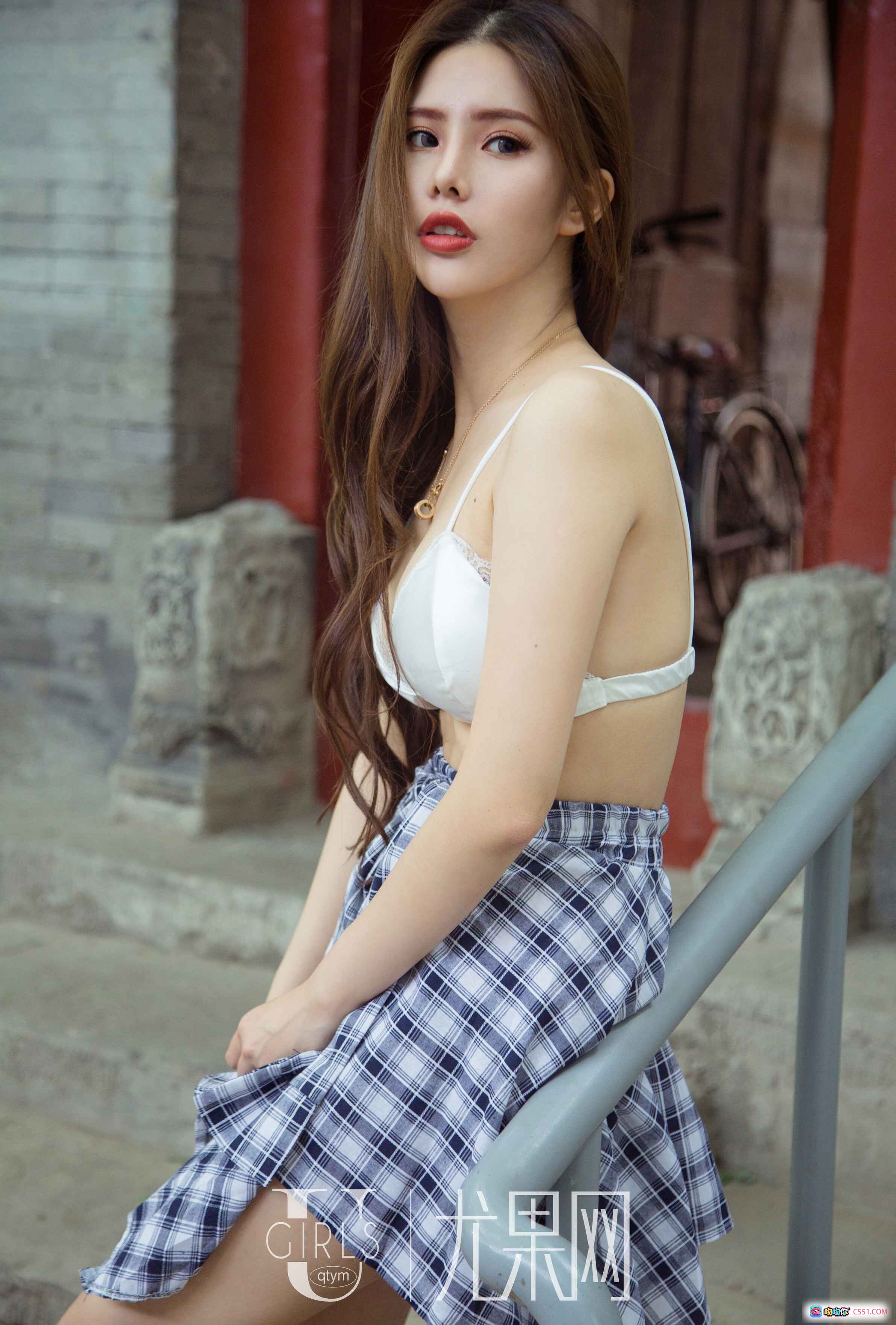 图片[2] - 若彤BOOMBOOM性感写真 | Ugirls尤果网2018年7月20日U384系列 | 白色蕾丝内衣+格纹短裙+米色针织开衫 | 60P高清美图 - 就要吻