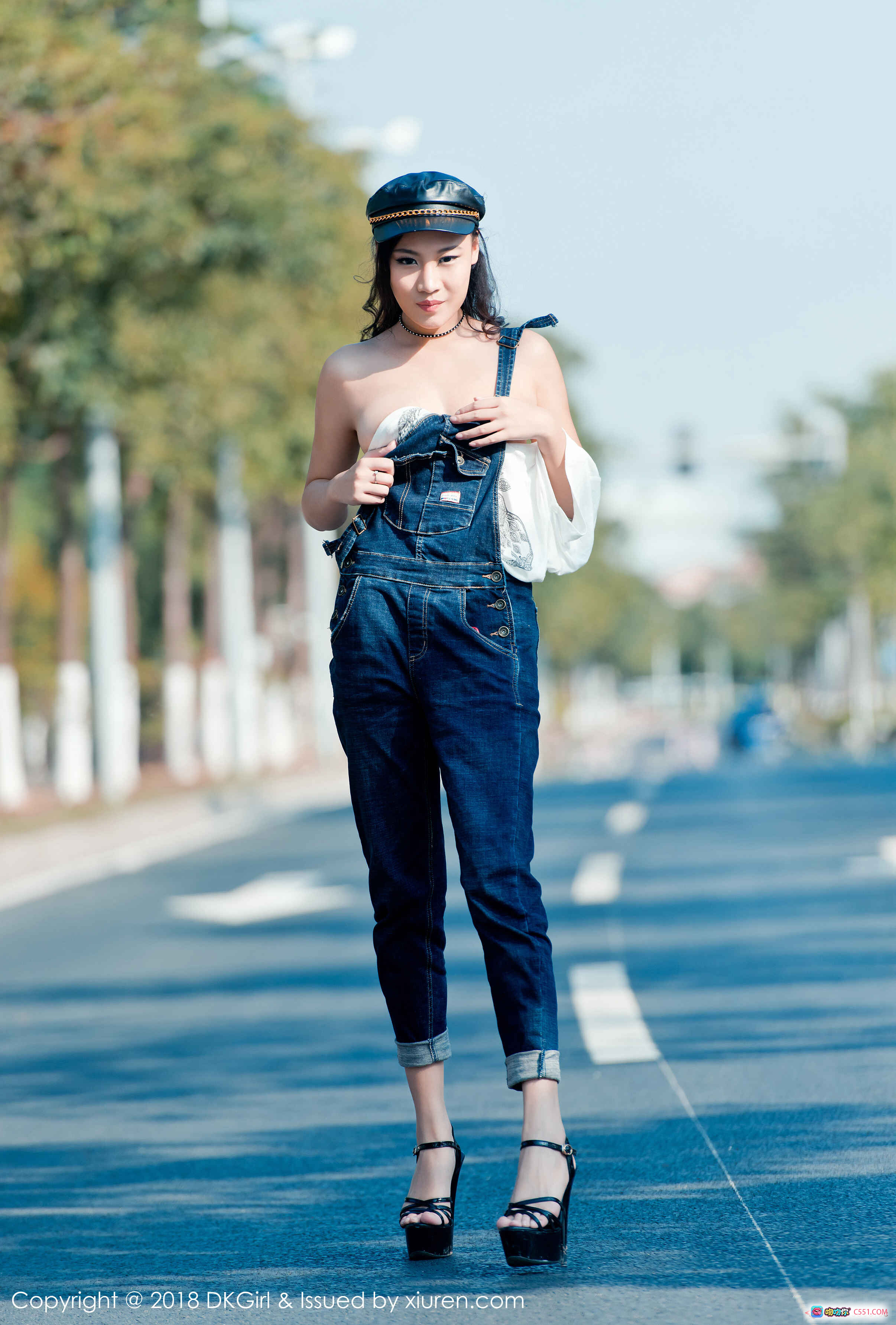 DKGirl梦倩2018街拍写真：牛仔背带裤+海军帽+高跟凉鞋时尚造型 - 就要吻