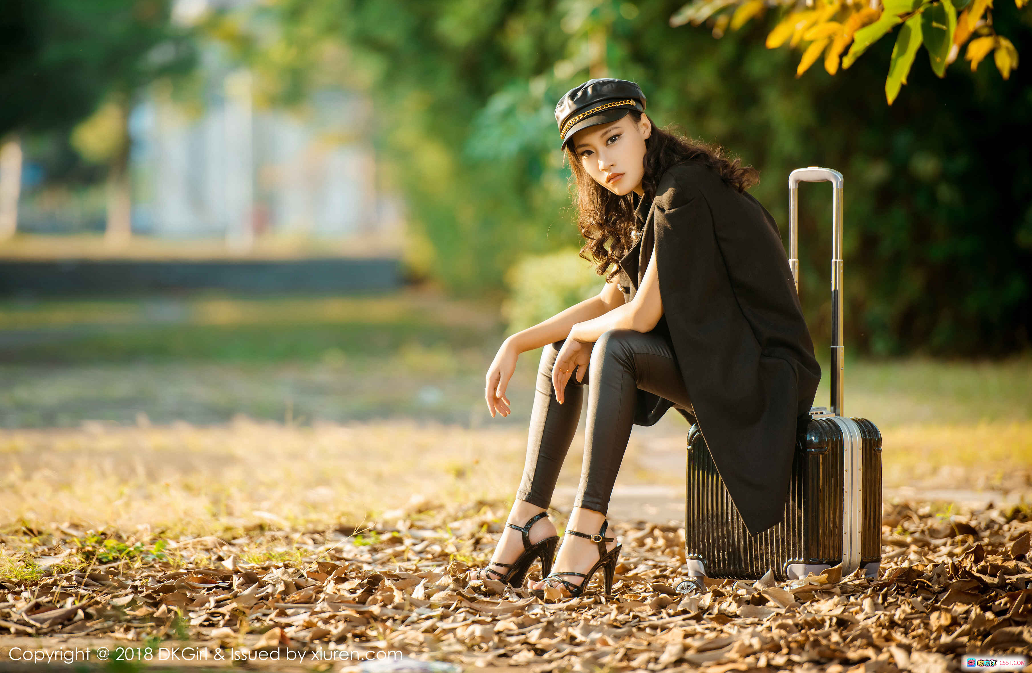 图片[5] - DKGirl梦倩2018街拍写真：牛仔背带裤+海军帽+高跟凉鞋时尚造型 - 就要吻