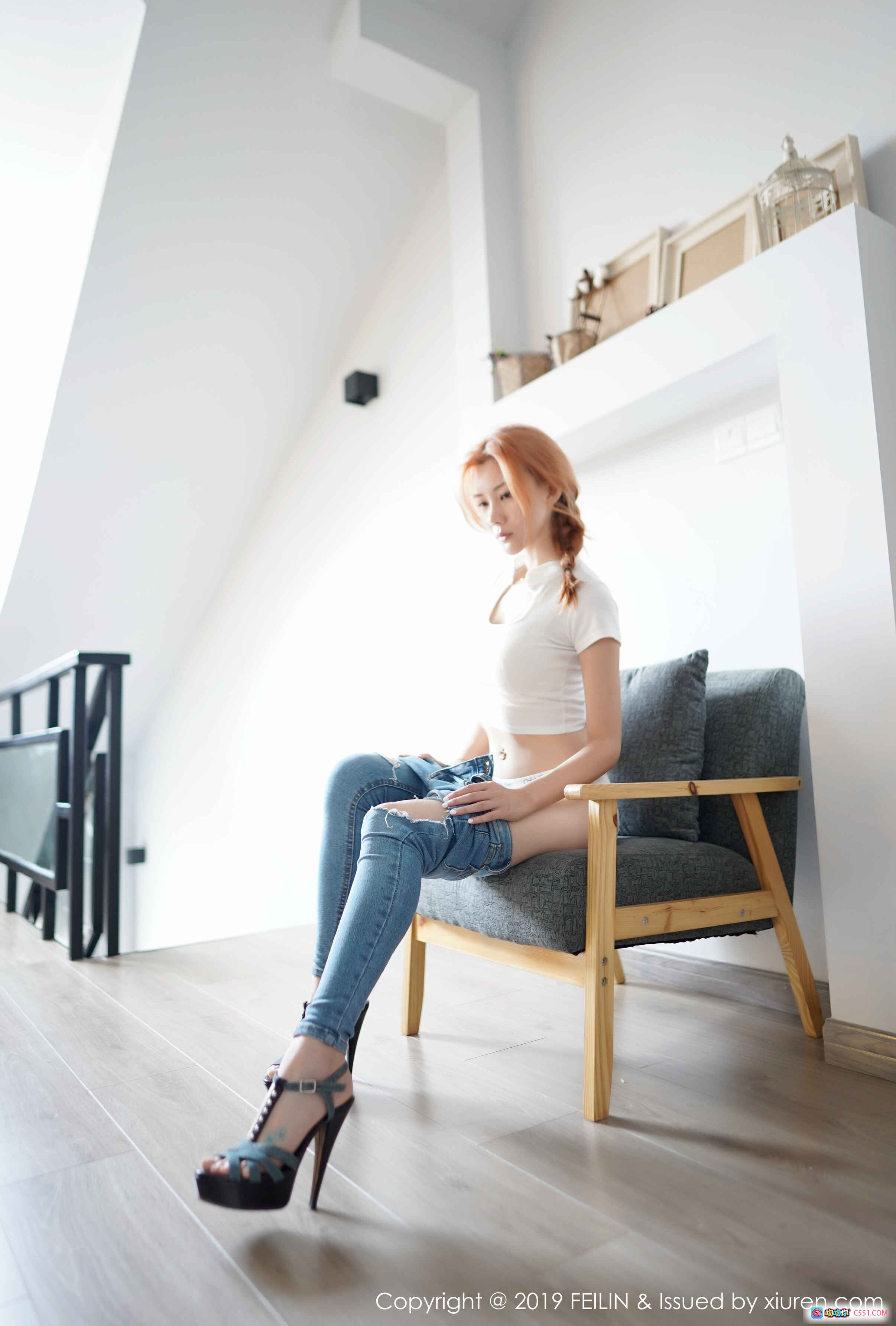 爱丽儿白色短袖牛仔裤高跟鞋室内写真 - FEILIN 2019 Vol.212 时尚清新少女风 - 就要吻