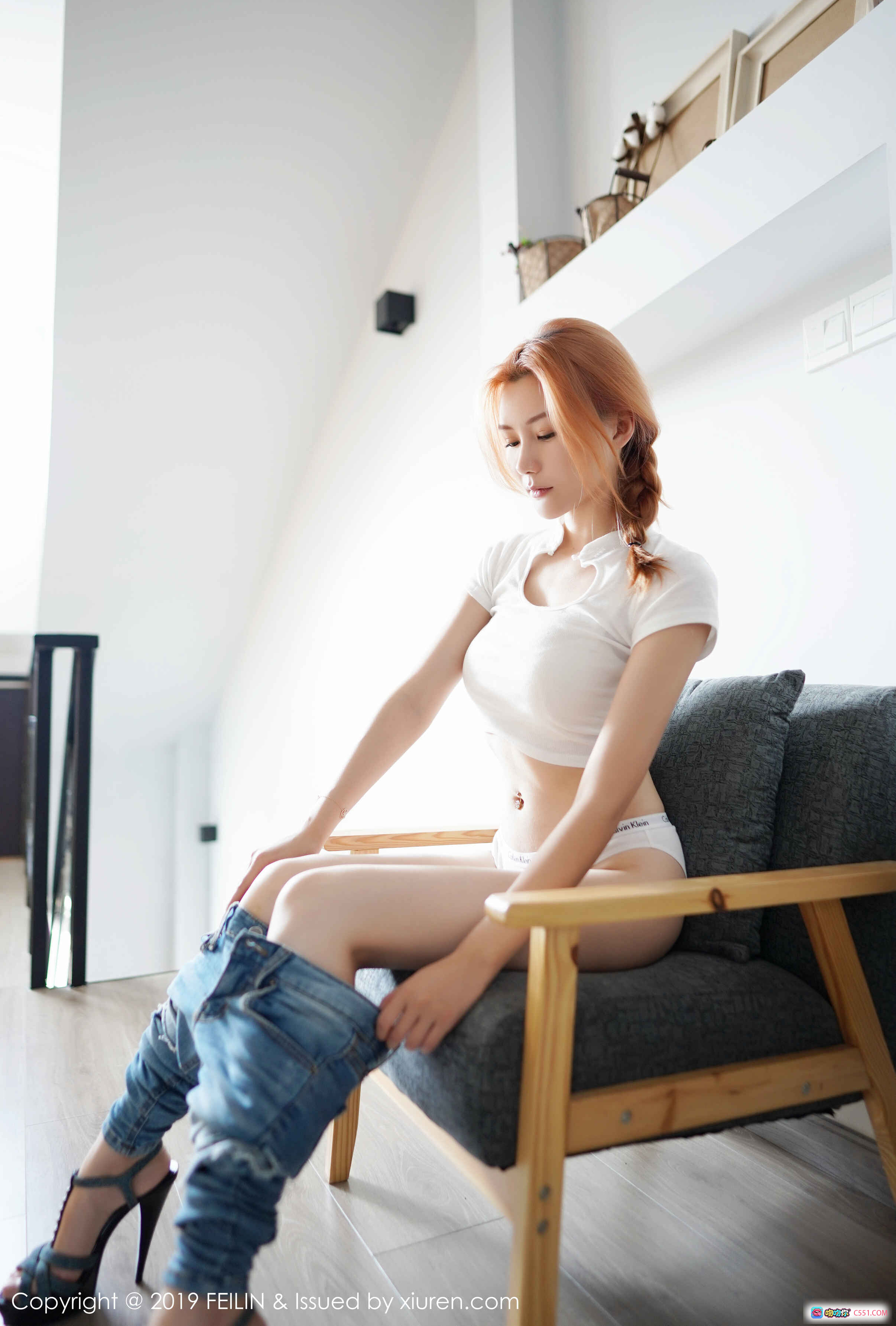 图片[10] - 爱丽儿白色短袖牛仔裤高跟鞋室内写真 – FEILIN 2019 Vol.212 时尚清新少女风 - 就要吻