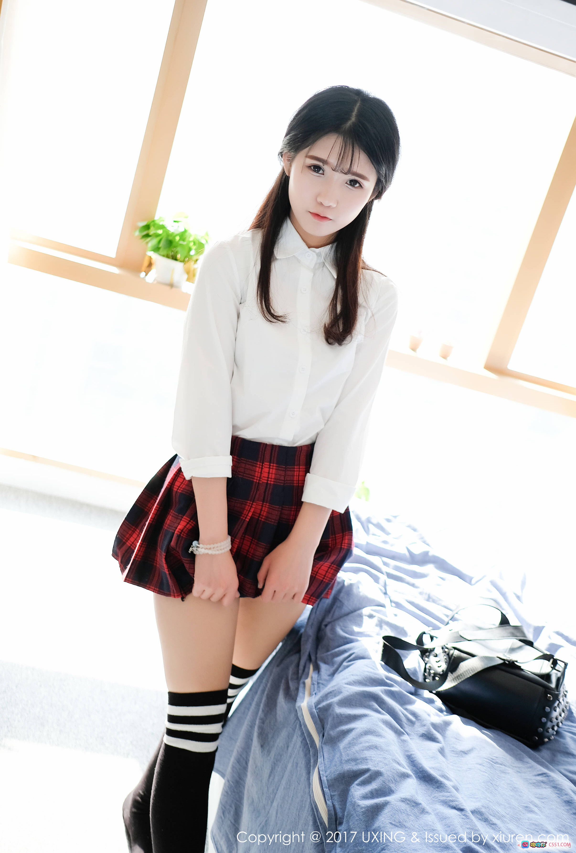 图片[7] - 可爱小叶子校服写真：红黑格子裙+白衬衫+条纹袜+室内阳光少女风 - 就要吻