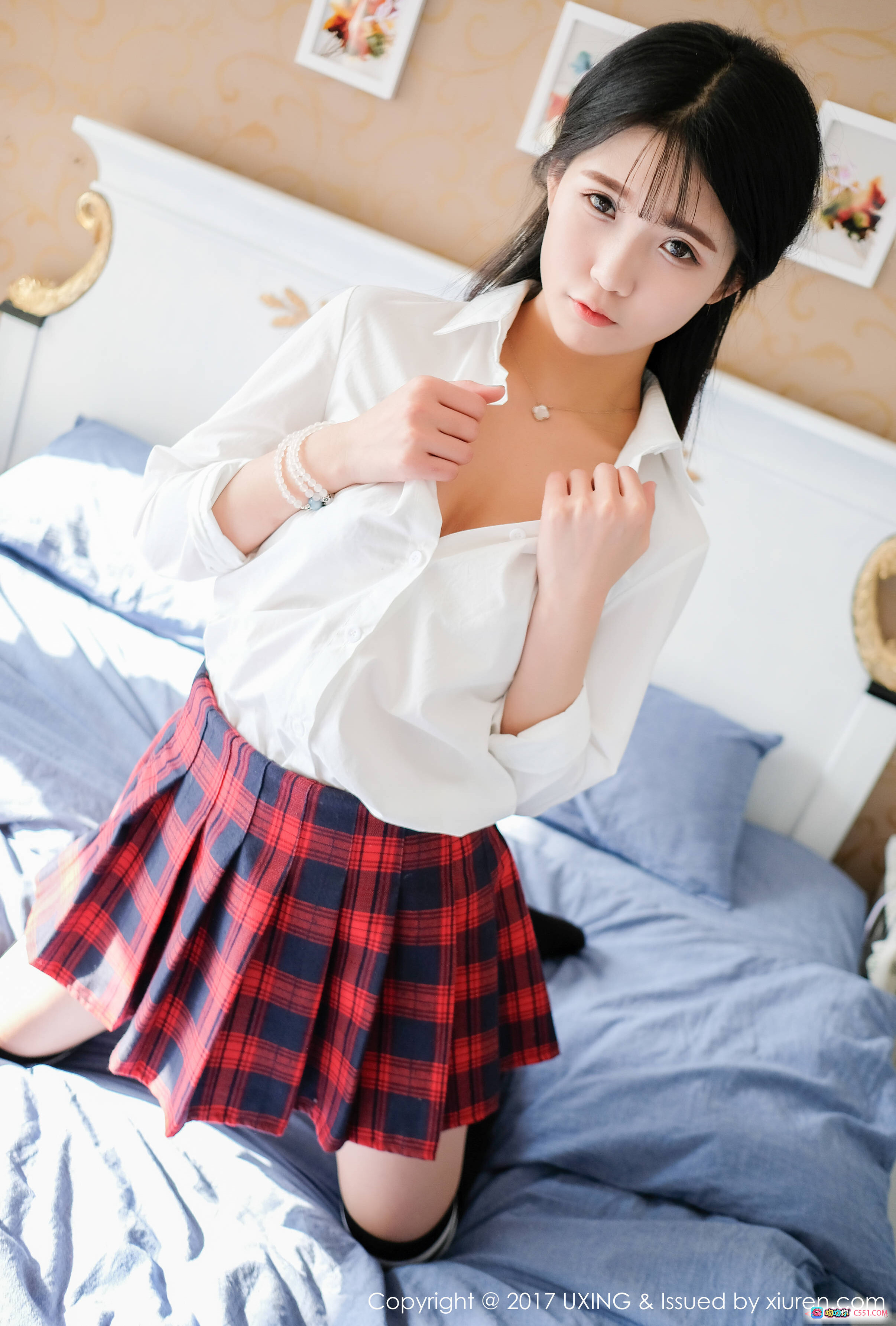 图片[4] - 可爱小叶子校服写真：红黑格子裙+白衬衫+条纹袜+室内阳光少女风 - 就要吻