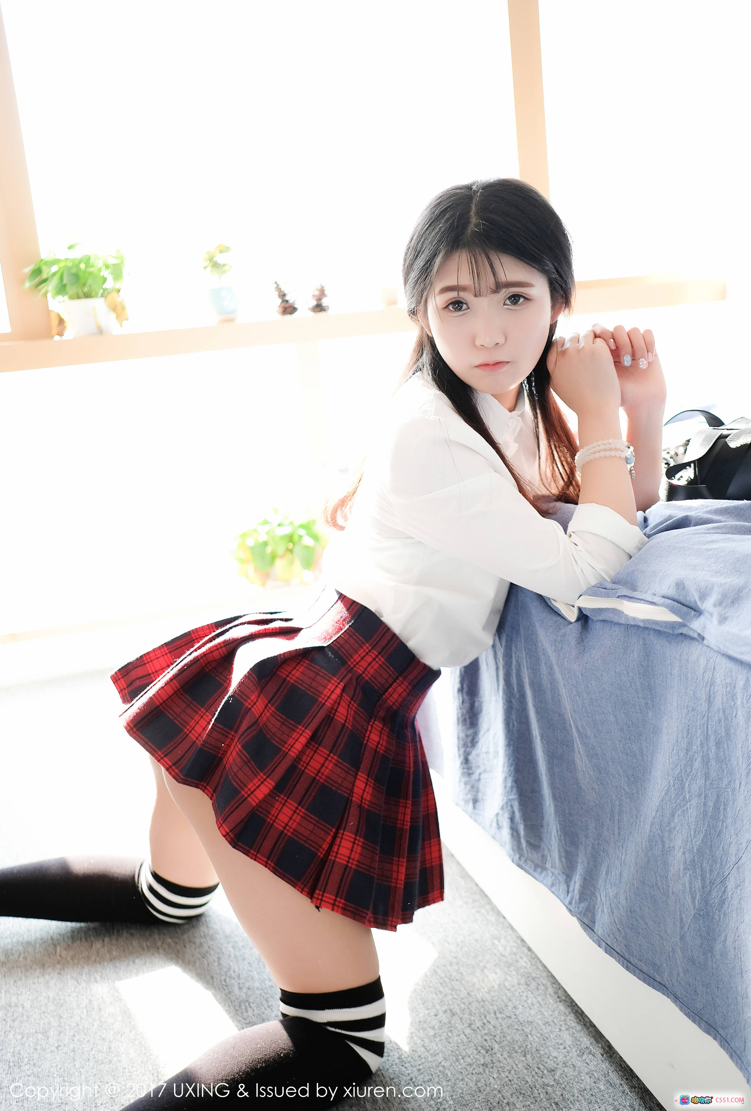 图片[8] - 可爱小叶子校服写真：红黑格子裙+白衬衫+条纹袜+室内阳光少女风 - 就要吻