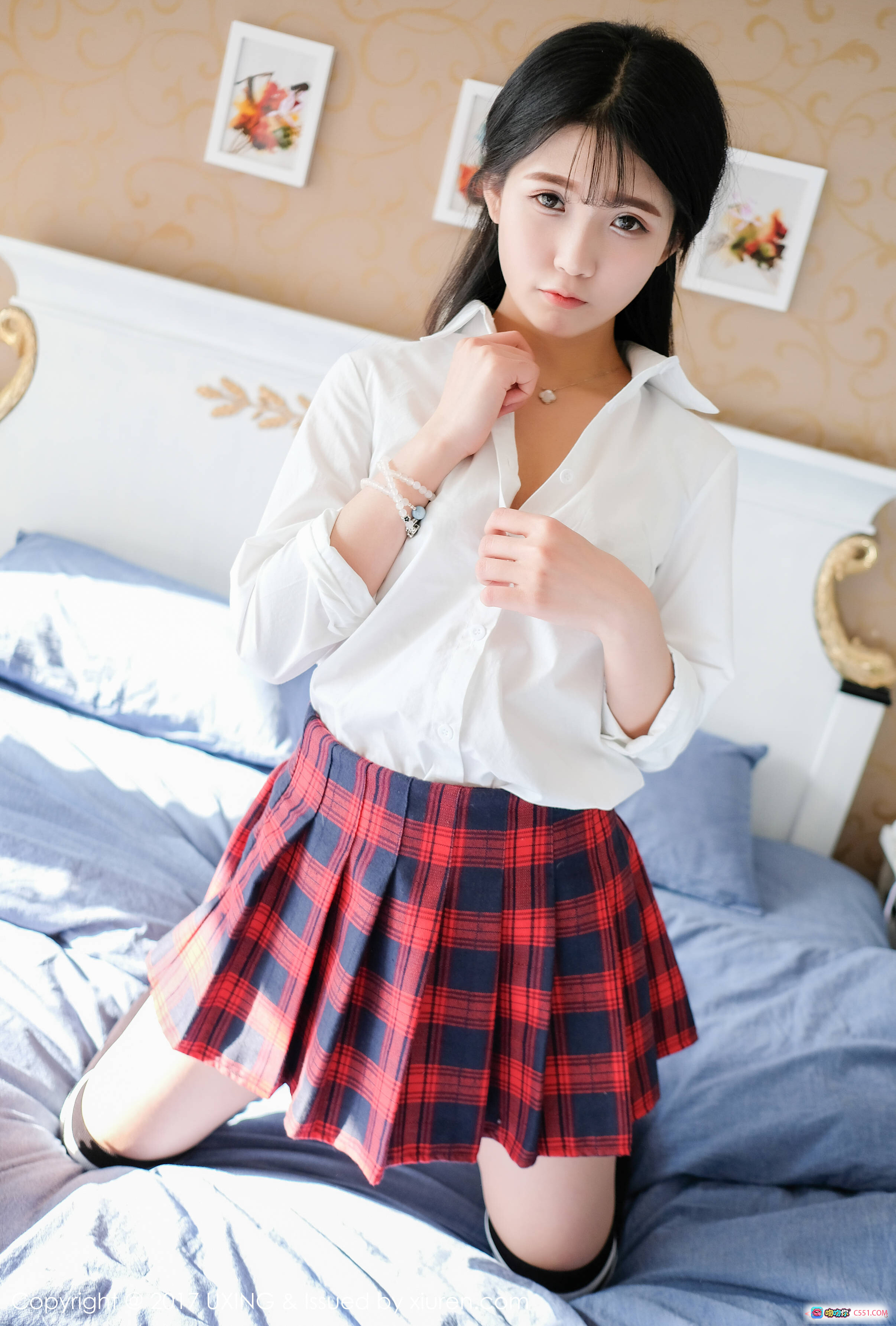 图片[6] - 可爱小叶子校服写真：红黑格子裙+白衬衫+条纹袜+室内阳光少女风 - 就要吻