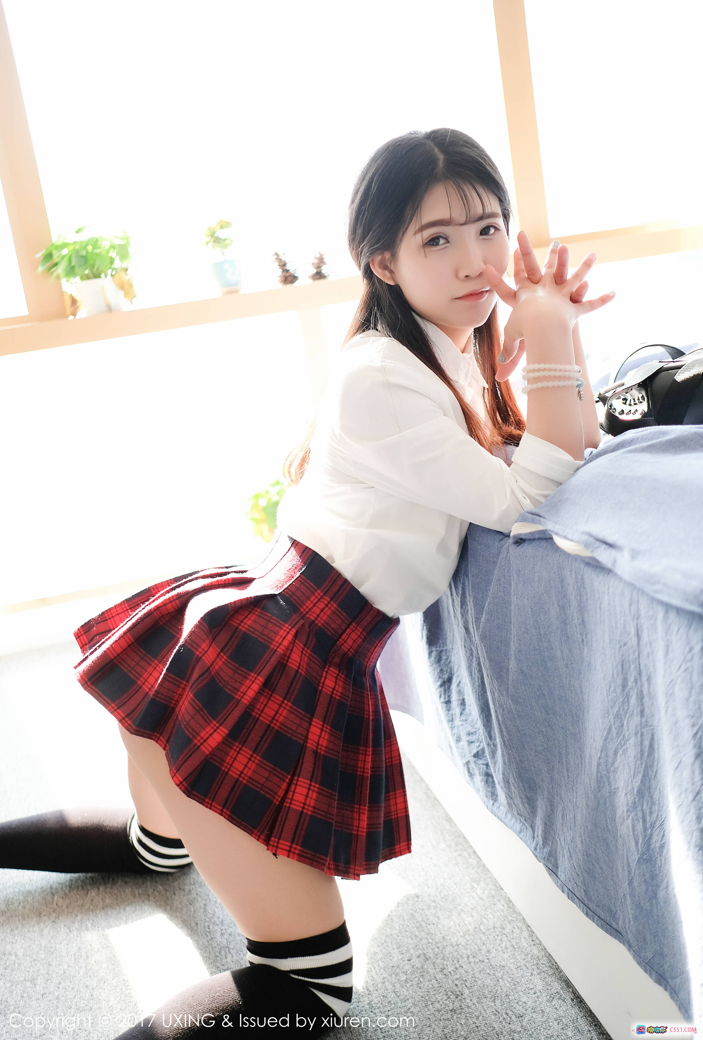 可爱小叶子校服写真：红黑格子裙+白衬衫+条纹袜+室内阳光少女风 - 就要吻