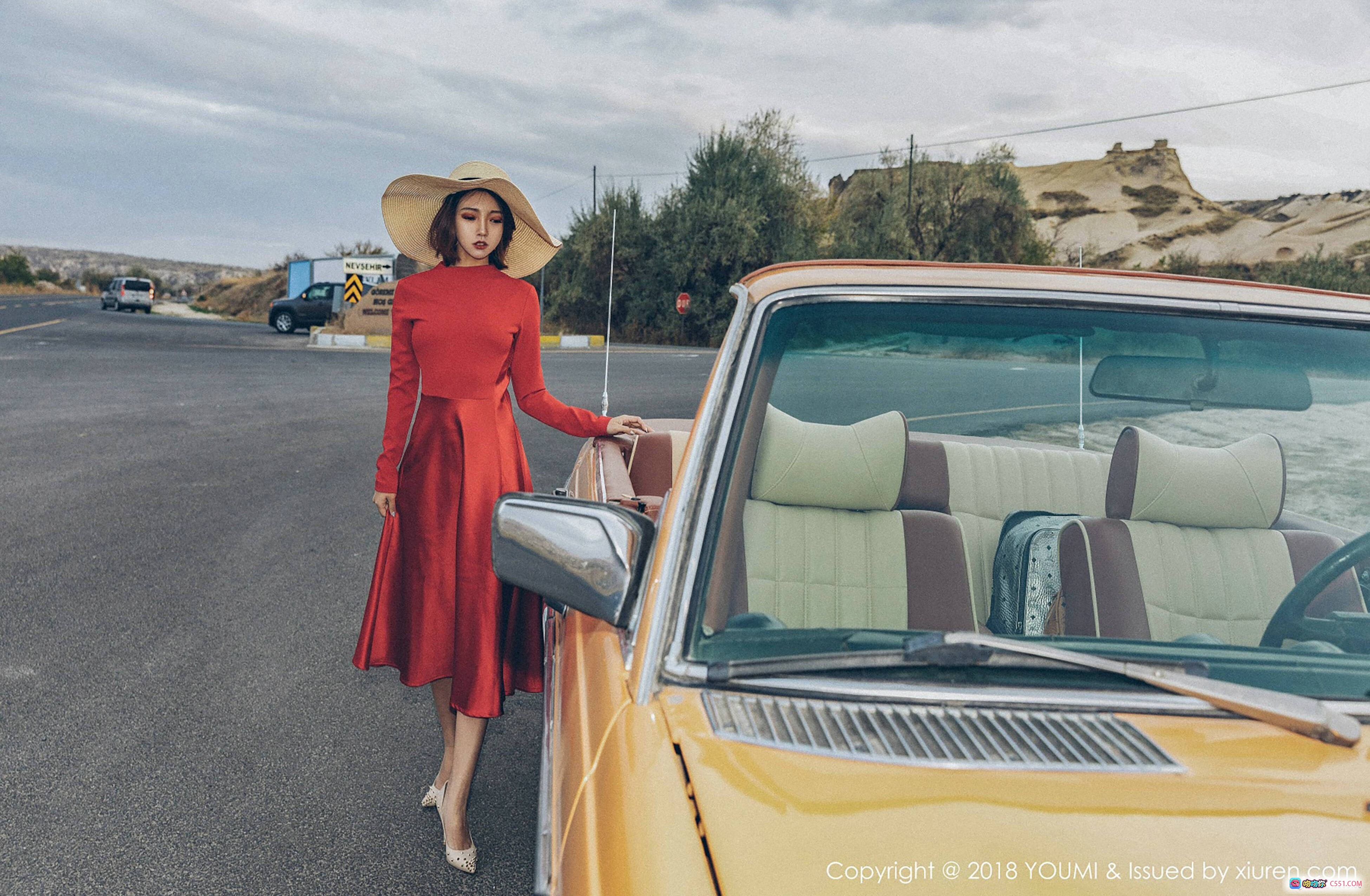 图片[9] - 冯木木LRIS尤蜜荟2018写真 | 白色露背高领上衣+透明高跟鞋 | 羽毛纹身侧坐姿态 | 室内复古风私房美拍 - 就要吻