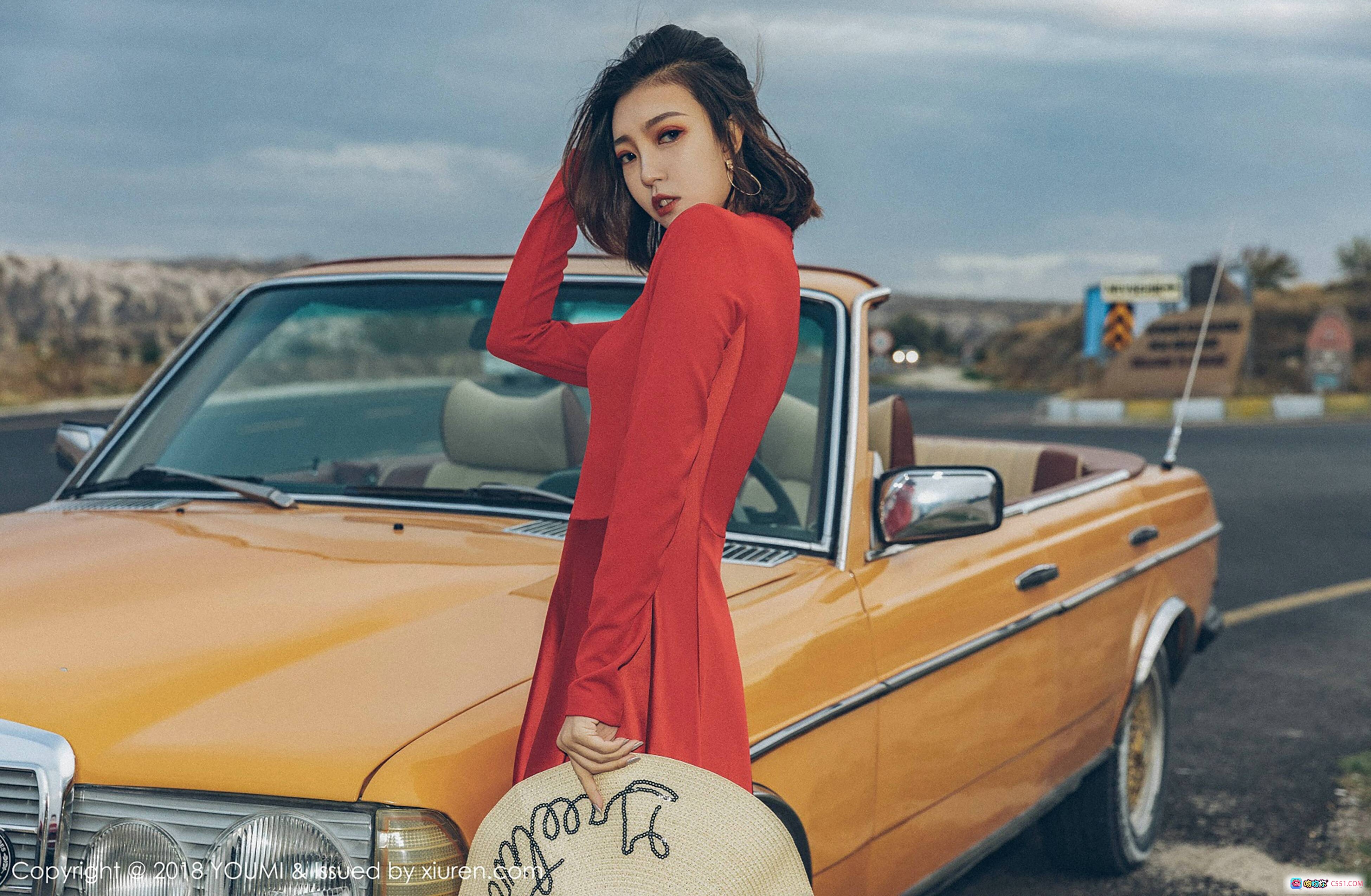 图片[10] - 冯木木LRIS尤蜜荟2018写真 | 白色露背高领上衣+透明高跟鞋 | 羽毛纹身侧坐姿态 | 室内复古风私房美拍 - 就要吻