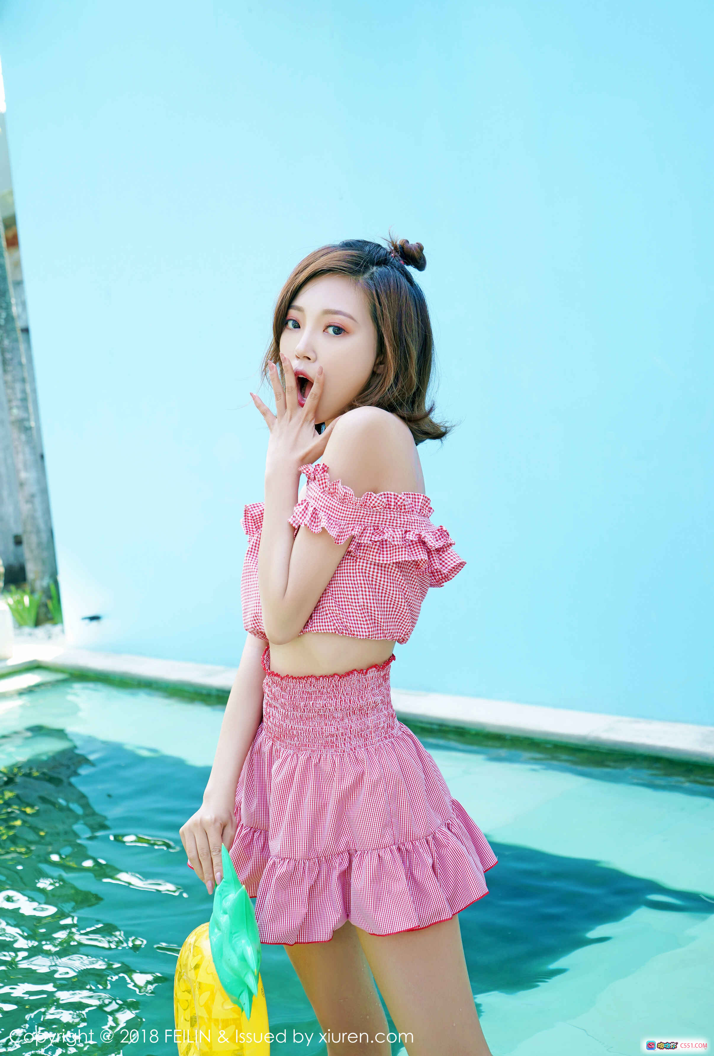 图片[7] - 冯木木泳池写真｜粉色荷叶边泳衣少女风｜清新蓝墙背景｜手持黄色浮圈｜FEILIN Vol.150 2018夏日限定 - 就要吻